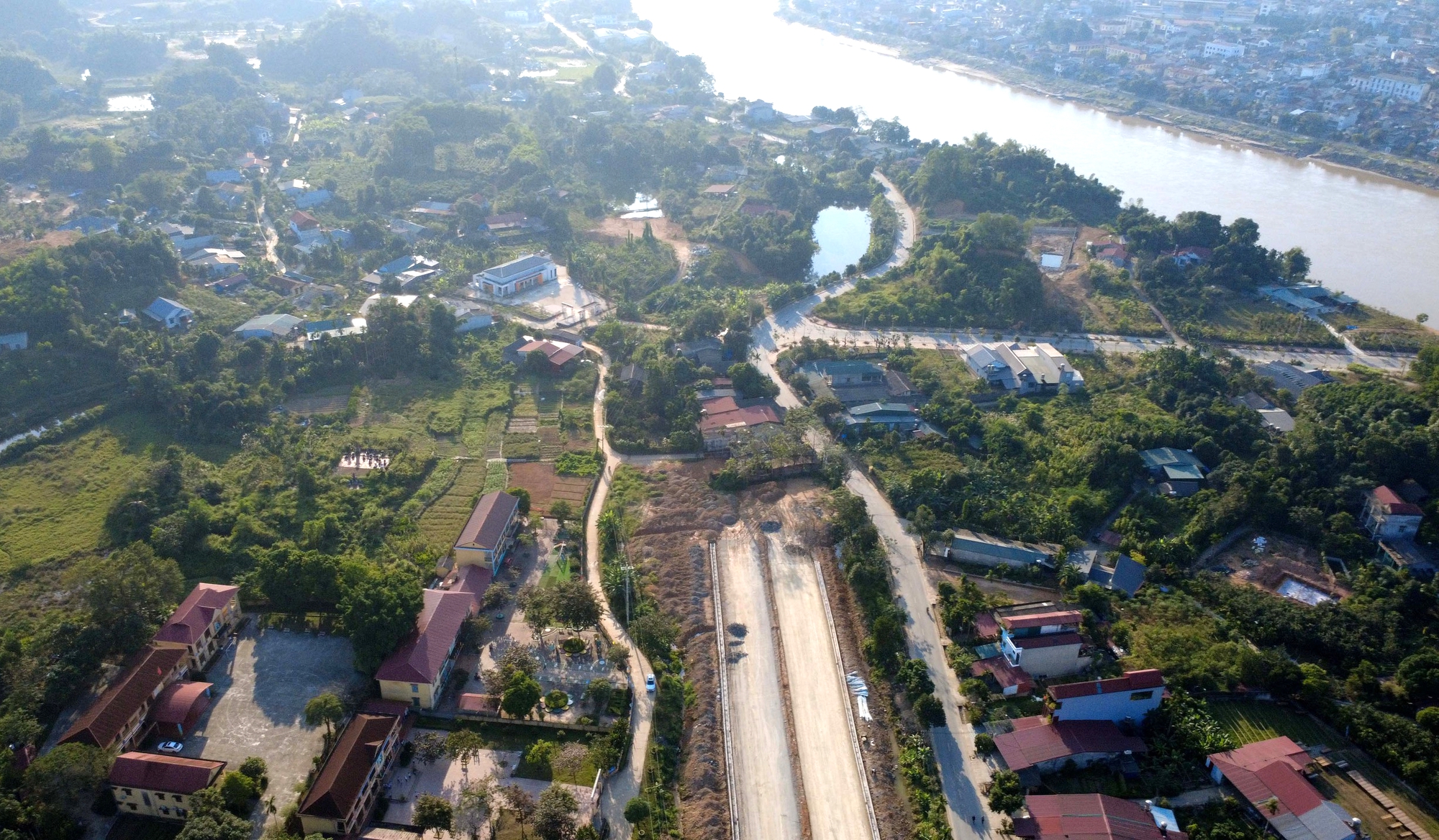 Tuyến đường hơn 500 tỷ đồng ở Lào Cai thi công "3 ca 4 kíp" để thông tuyến trước 31/12- Ảnh 2. Tuyến đường hơn 500 tỷ đồng ở Lào Cai thi công "3 ca 4 kíp" để thông tuyến trước 31/12- Ảnh 2.