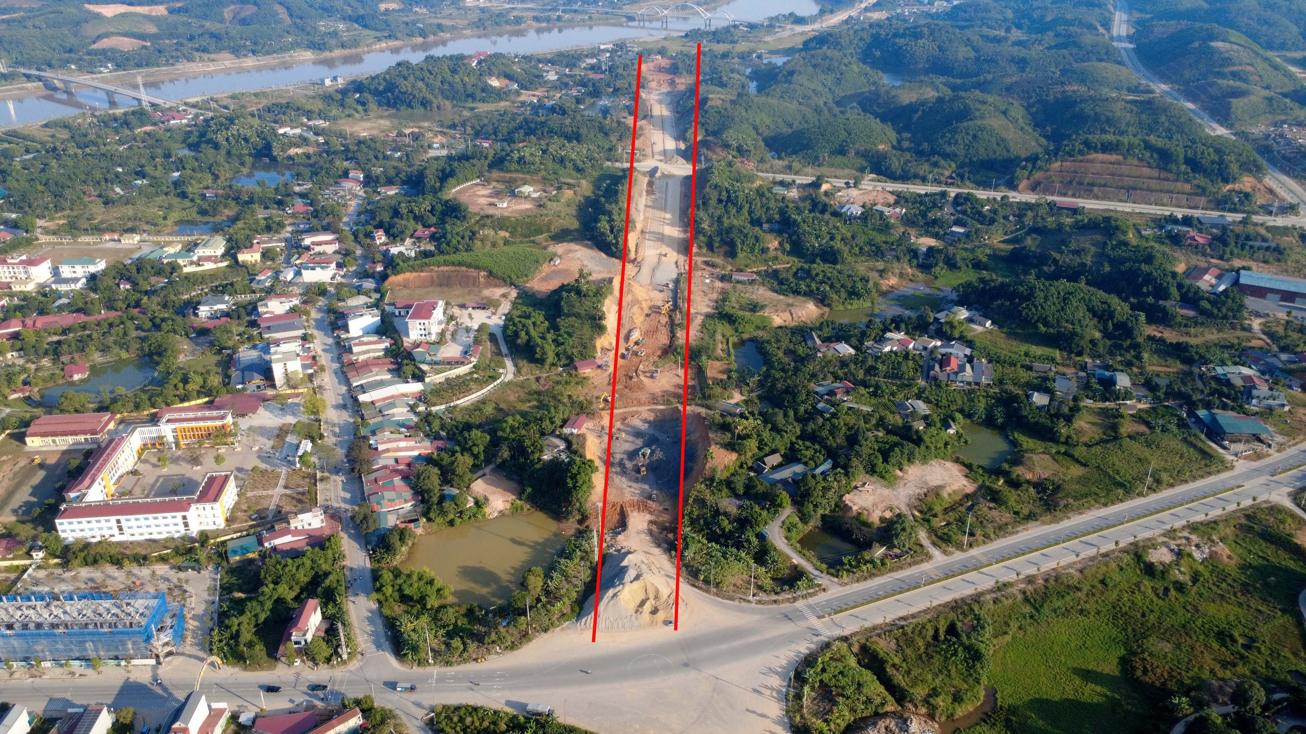 Tuyến đường hơn 500 tỷ đồng ở Lào Cai thi công "3 ca 4 kíp" để thông tuyến trước 31/12- Ảnh 9. Tuyến đường hơn 500 tỷ đồng ở Lào Cai thi công "3 ca 4 kíp" để thông tuyến trước 31/12- Ảnh 9.