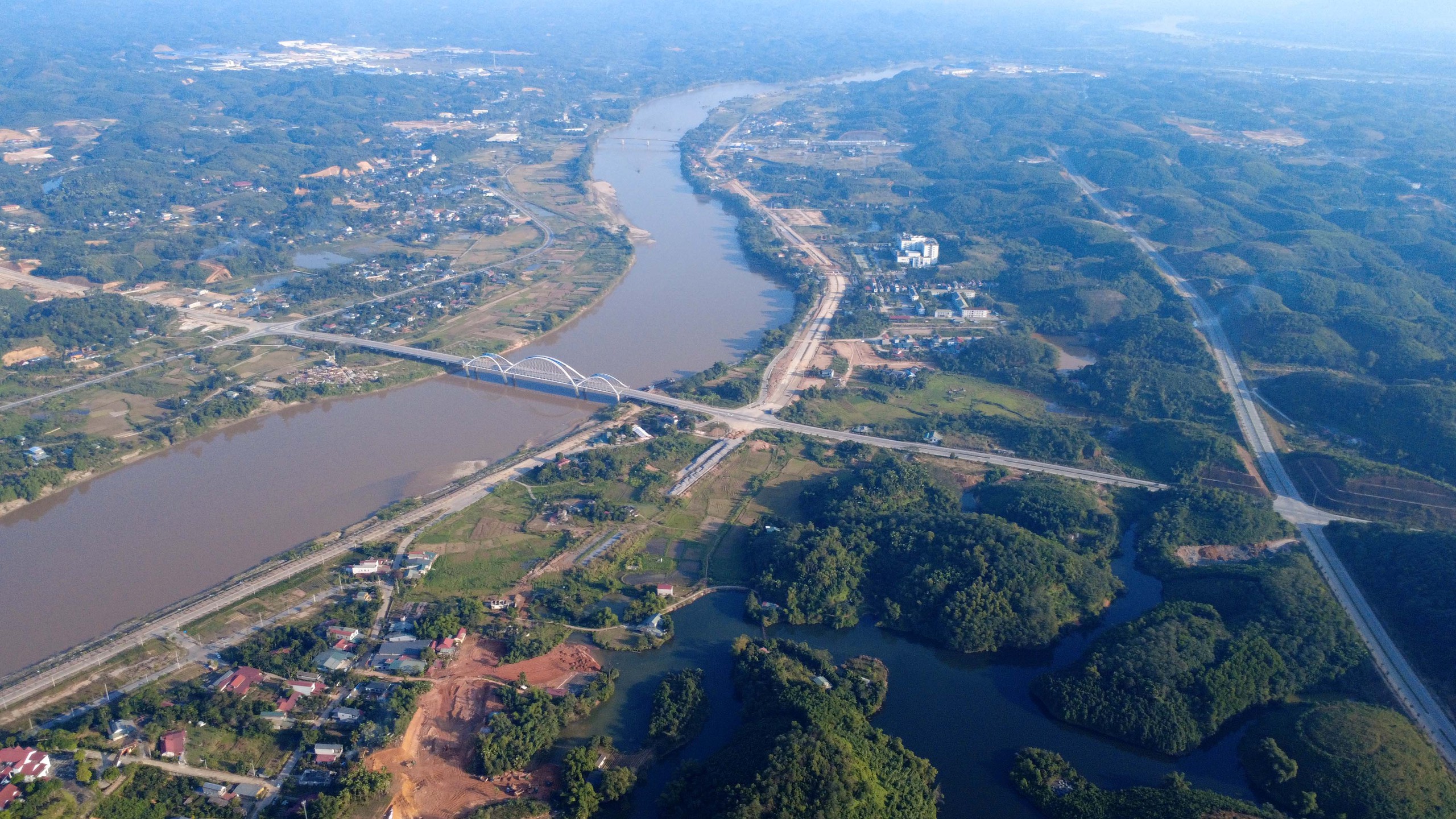 Tuyến đường hơn 500 tỷ đồng ở Lào Cai thi công "3 ca 4 kíp" để thông tuyến trước 31/12- Ảnh 10. Tuyến đường hơn 500 tỷ đồng ở Lào Cai thi công "3 ca 4 kíp" để thông tuyến trước 31/12- Ảnh 10.