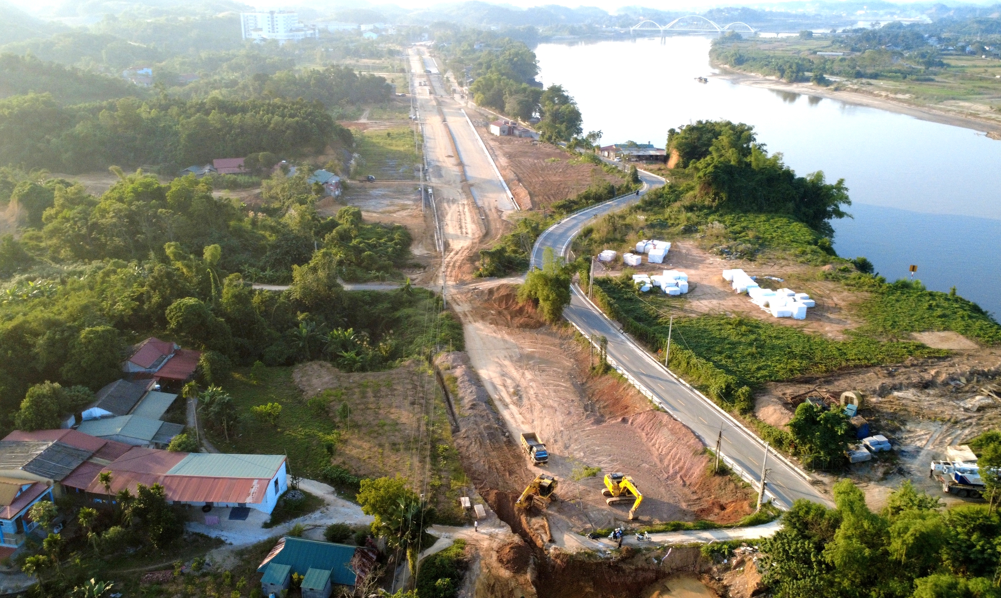 Tuyến đường hơn 500 tỷ đồng ở Lào Cai thi công "3 ca 4 kíp" để thông tuyến trước 31/12- Ảnh 1. Tuyến đường hơn 500 tỷ đồng ở Lào Cai thi công "3 ca 4 kíp" để thông tuyến trước 31/12- Ảnh 1.