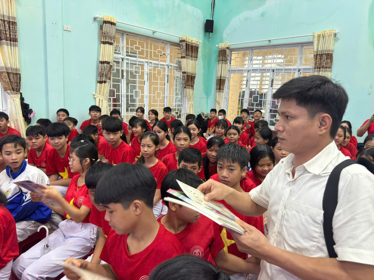 Xây dựng hành lang an toàn đường sắt bắt đầu từ nâng cao ý thức người dân- Ảnh 1.