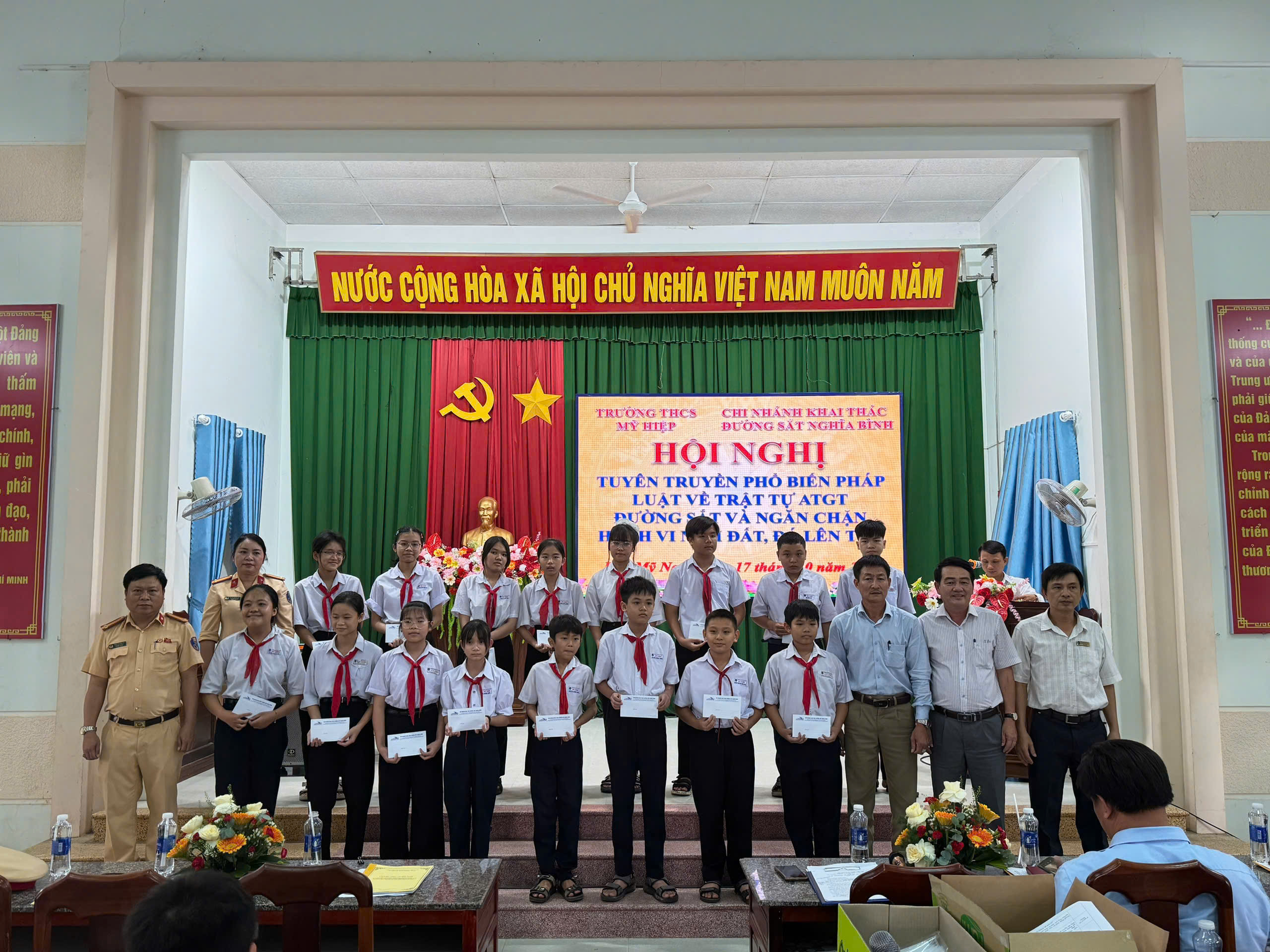 Xây dựng hành lang an toàn đường sắt bắt đầu từ nâng cao ý thức người dân- Ảnh 2.