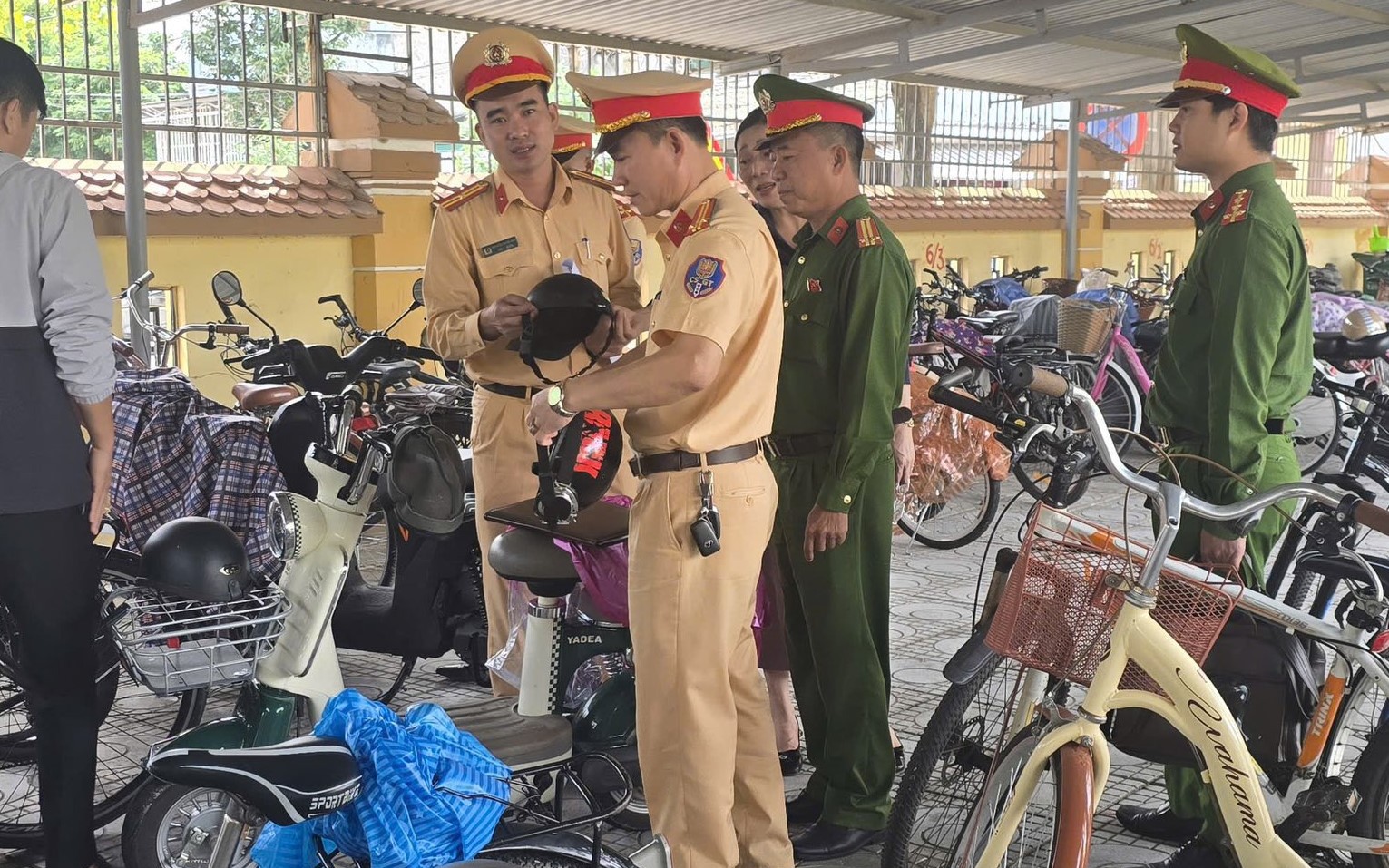 Quảng Trị: Xử phạt hơn 22.900 trường hợp, tai nạn giao thông giảm cả 3 tiêu chí- Ảnh 2. Quảng Trị: Nhiều giải pháp tuyên truyền, giáo dục pháp luật ATGT cho học sinh