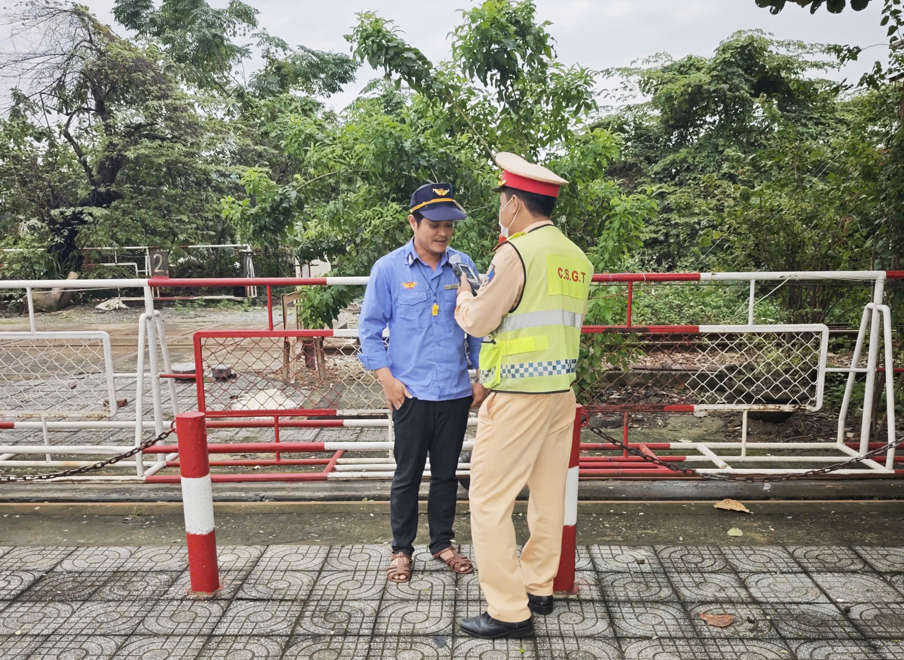 CSGT Đà Nẵng tăng cường tuyên truyền Luật Đường sắt, ngăn ngừa hành vi ném đất, đá lên tàu- Ảnh 2.