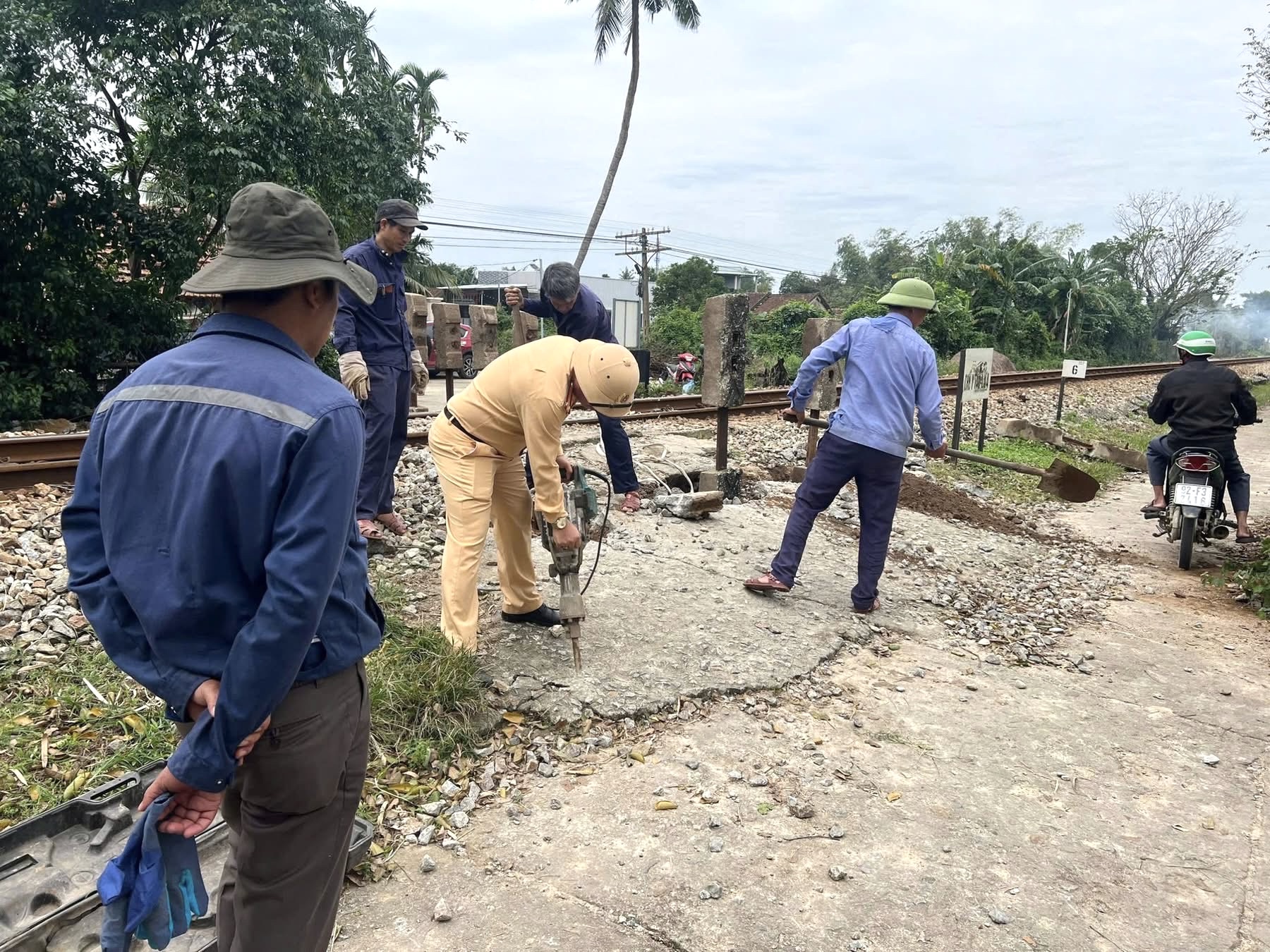 Xây dựng hành lang an toàn đường sắt bắt đầu từ nâng cao ý thức người dân- Ảnh 3.