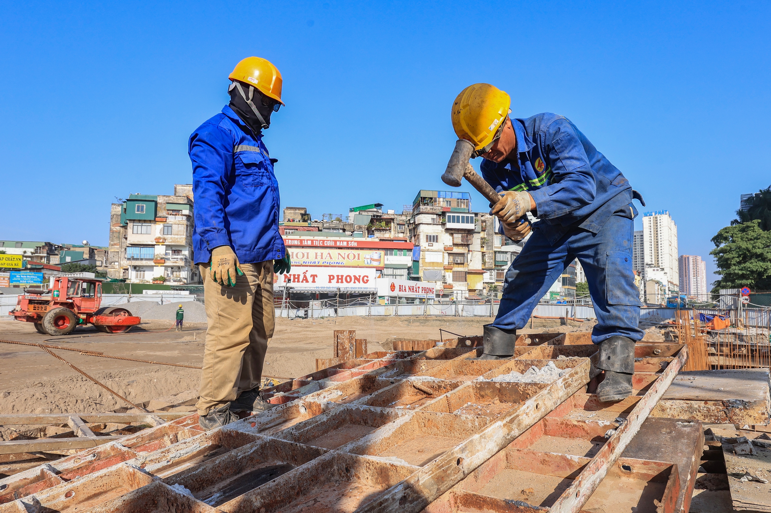 Hàng trăm công nhân tranh thủ từng giờ đua tiến độ thi công hầm chui Kim Đồng - Giải Phóng- Ảnh 8. Hàng trăm công nhân tranh thủ từng giờ đua tiến độ thi công hầm chui Kim Đồng - Giải Phóng- Ảnh 8.