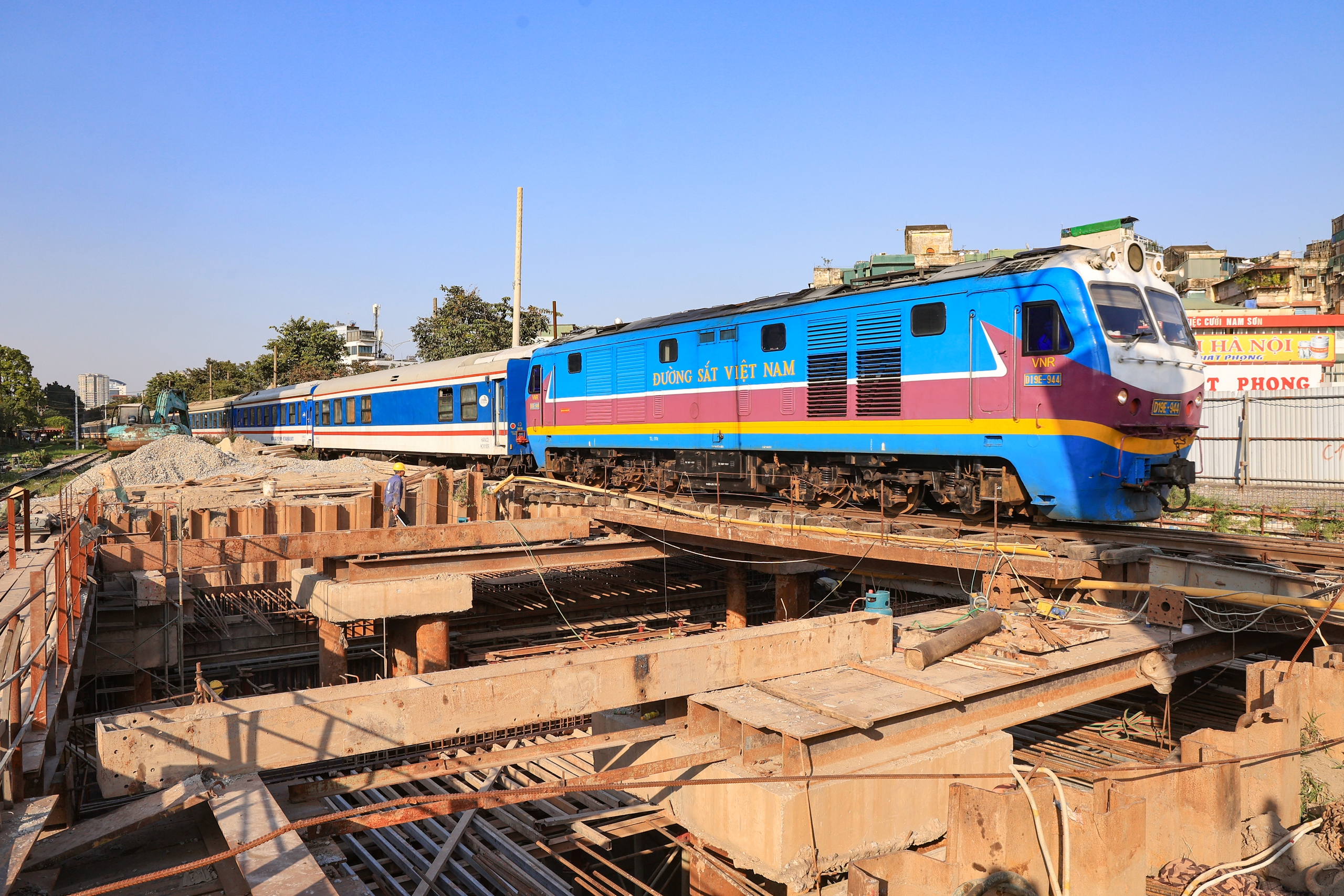 Hàng trăm công nhân tranh thủ từng giờ đua tiến độ thi công hầm chui Kim Đồng - Giải Phóng- Ảnh 5. Hàng trăm công nhân tranh thủ từng giờ đua tiến độ thi công hầm chui Kim Đồng - Giải Phóng- Ảnh 5.