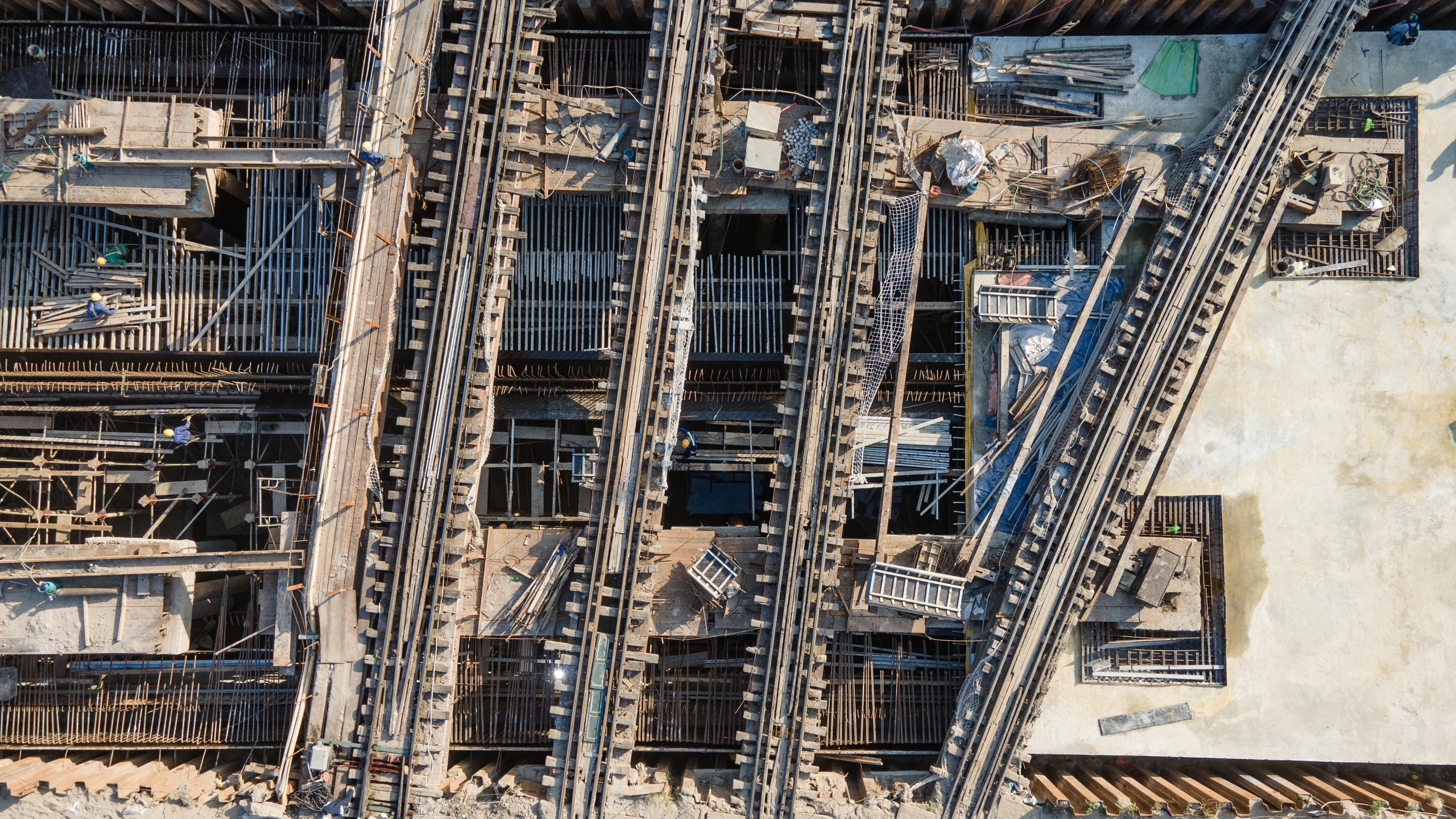 Hàng trăm công nhân tranh thủ từng giờ đua tiến độ thi công hầm chui Kim Đồng - Giải Phóng- Ảnh 4. Hàng trăm công nhân tranh thủ từng giờ đua tiến độ thi công hầm chui Kim Đồng - Giải Phóng- Ảnh 4.