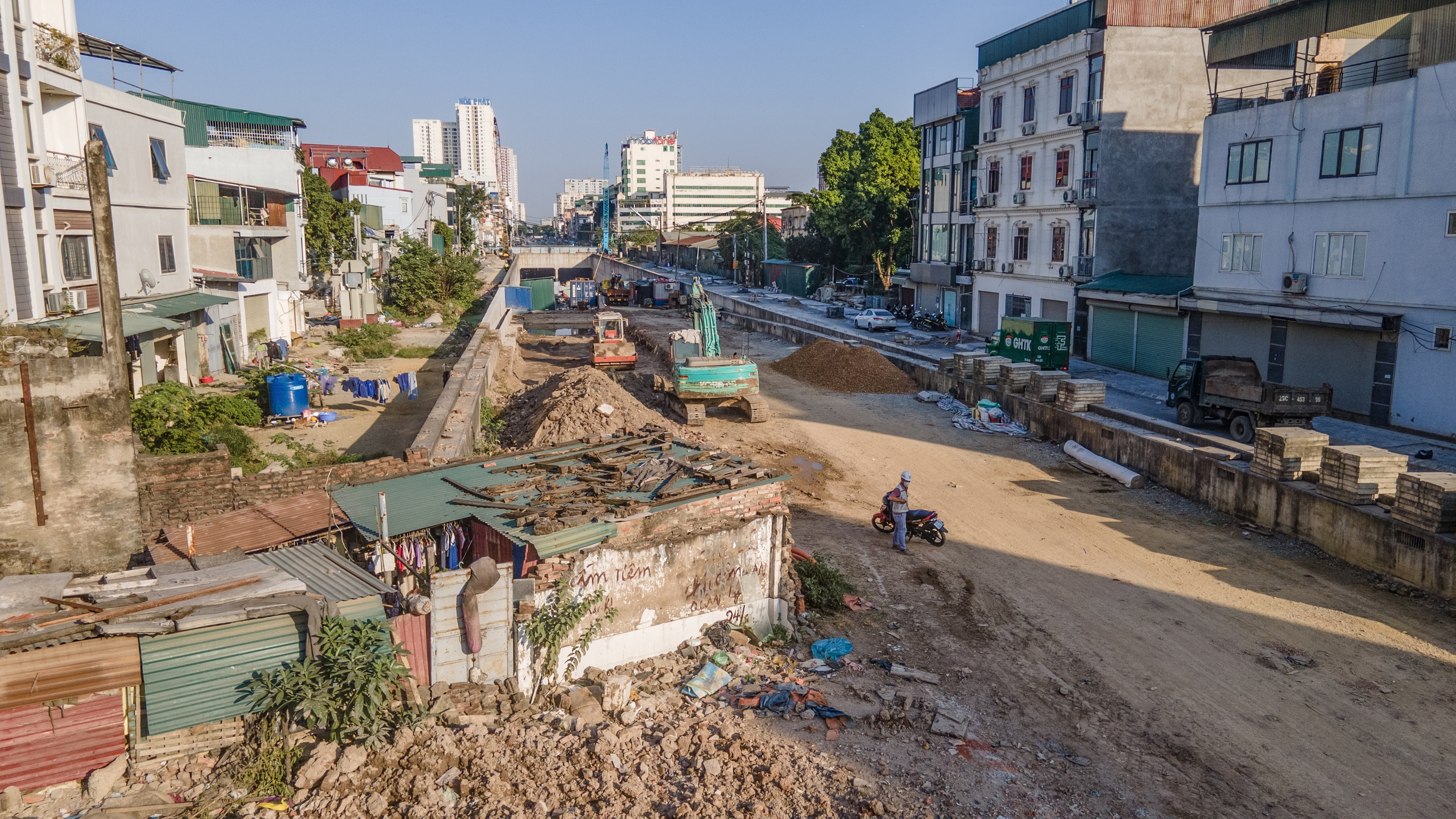 Hàng trăm công nhân tranh thủ từng giờ đua tiến độ thi công hầm chui Kim Đồng - Giải Phóng- Ảnh 7. Hàng trăm công nhân tranh thủ từng giờ đua tiến độ thi công hầm chui Kim Đồng - Giải Phóng- Ảnh 7.