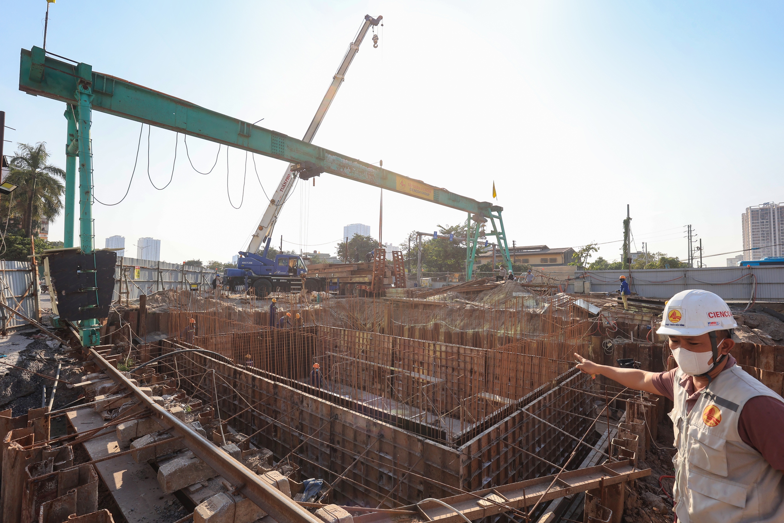 Hàng trăm công nhân tranh thủ từng giờ đua tiến độ thi công hầm chui Kim Đồng - Giải Phóng- Ảnh 6. Hàng trăm công nhân tranh thủ từng giờ đua tiến độ thi công hầm chui Kim Đồng - Giải Phóng- Ảnh 6.