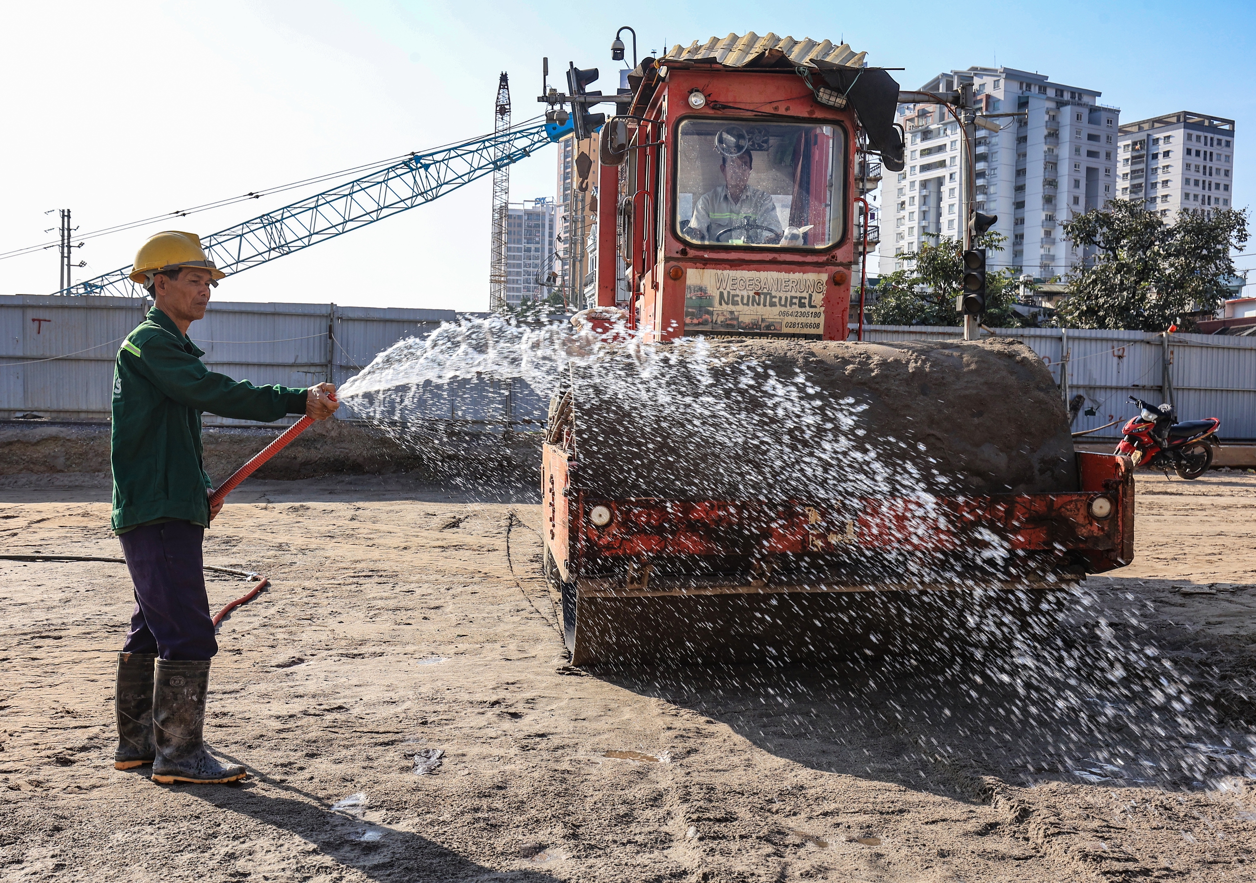 Hàng trăm công nhân tranh thủ từng giờ đua tiến độ thi công hầm chui Kim Đồng - Giải Phóng- Ảnh 9. Hàng trăm công nhân tranh thủ từng giờ đua tiến độ thi công hầm chui Kim Đồng - Giải Phóng- Ảnh 9.