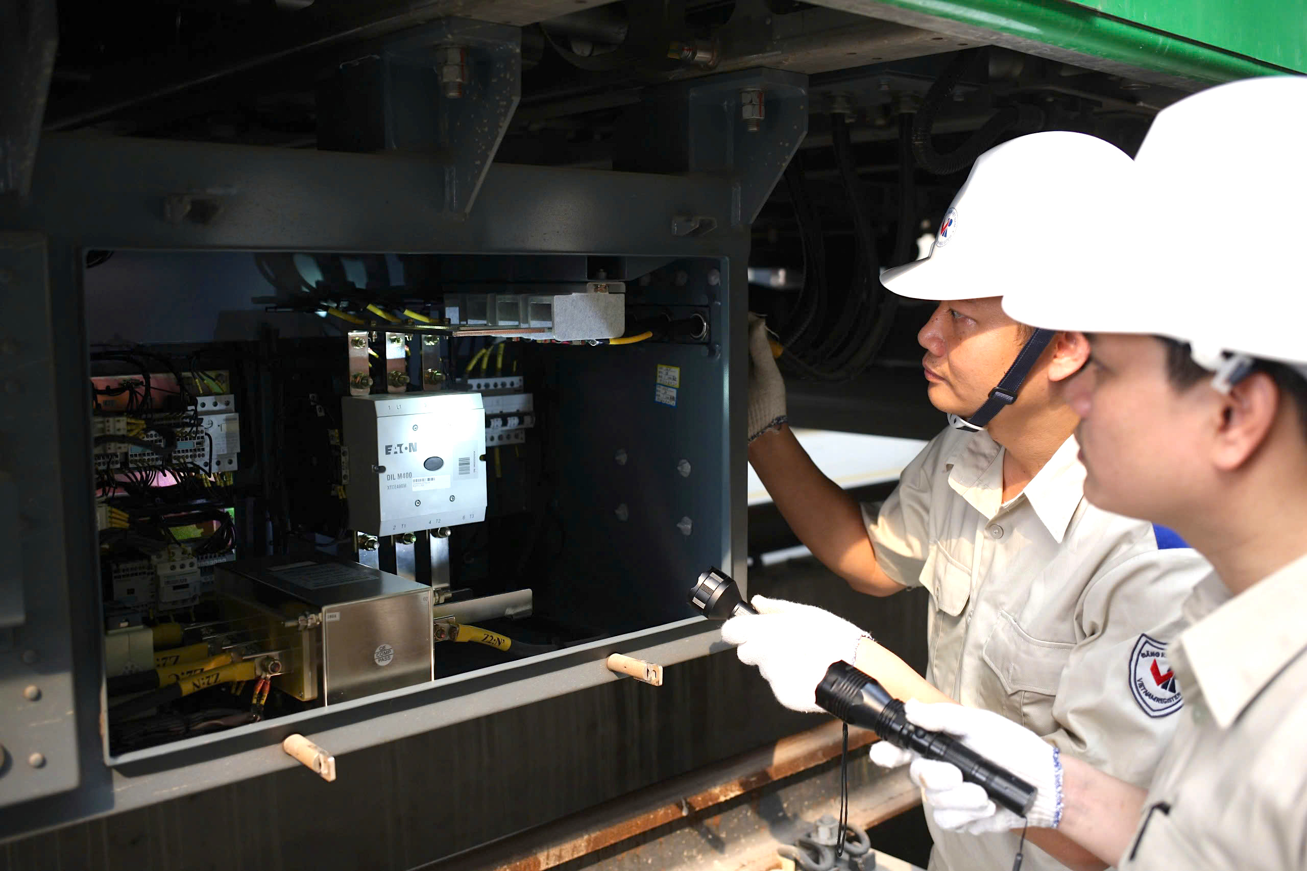 Bỏ yêu cầu ngoại ngữ, tin học với đăng kiểm viên đường sắt- Ảnh 2. Bỏ yêu cầu ngoại ngữ, tin học với đăng kiểm viên đường sắt- Ảnh 2.