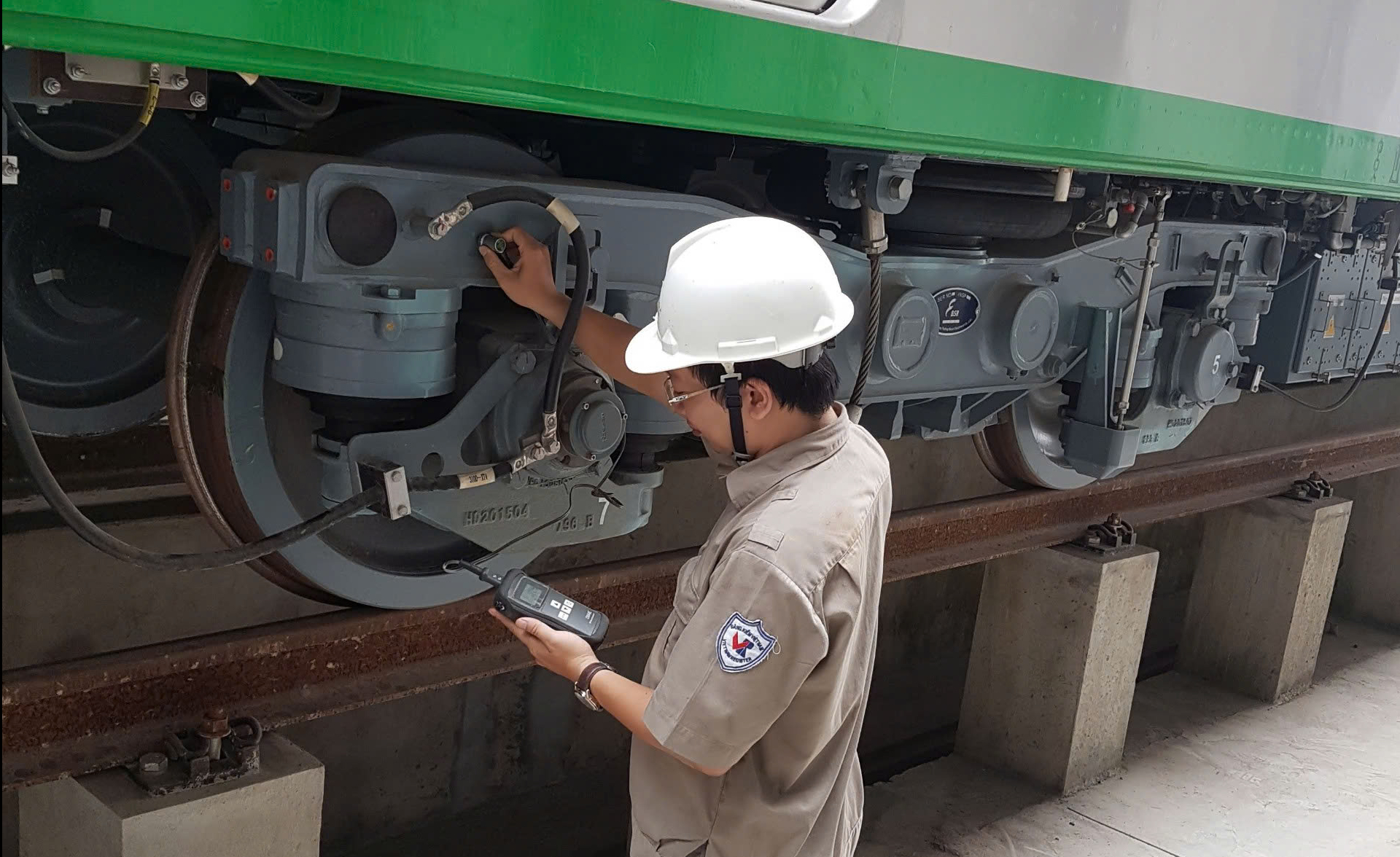 Bỏ yêu cầu ngoại ngữ, tin học với đăng kiểm viên đường sắt- Ảnh 1. Bỏ yêu cầu ngoại ngữ, tin học với đăng kiểm viên đường sắt- Ảnh 1.