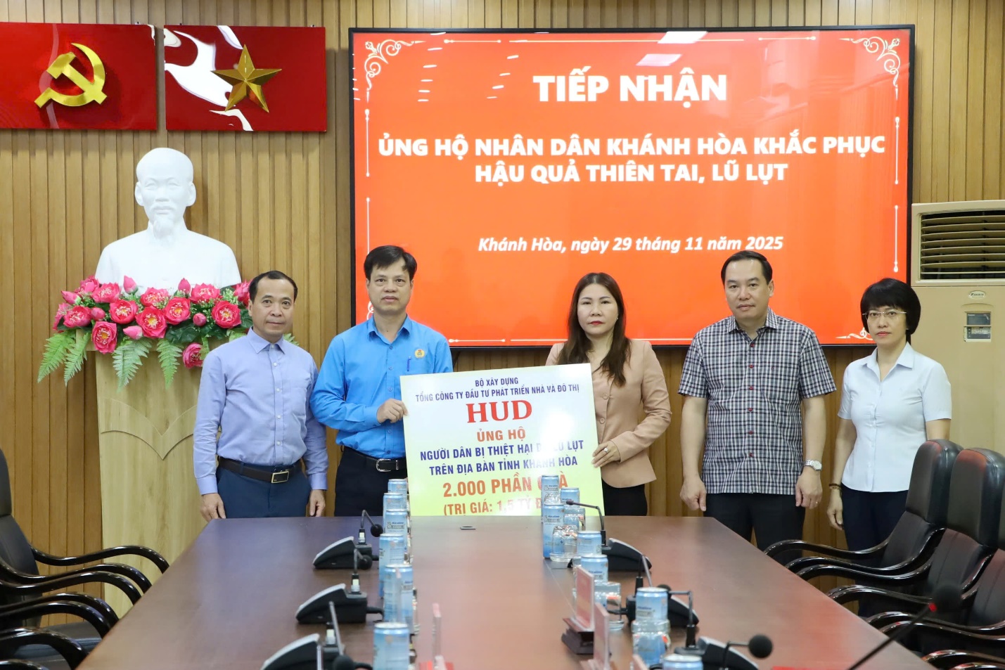 Tổng công ty HUD ủng hộ 2.000 phần quà cho người dân Khánh Hòa ảnh hưởng mưa lũ- Ảnh 1.