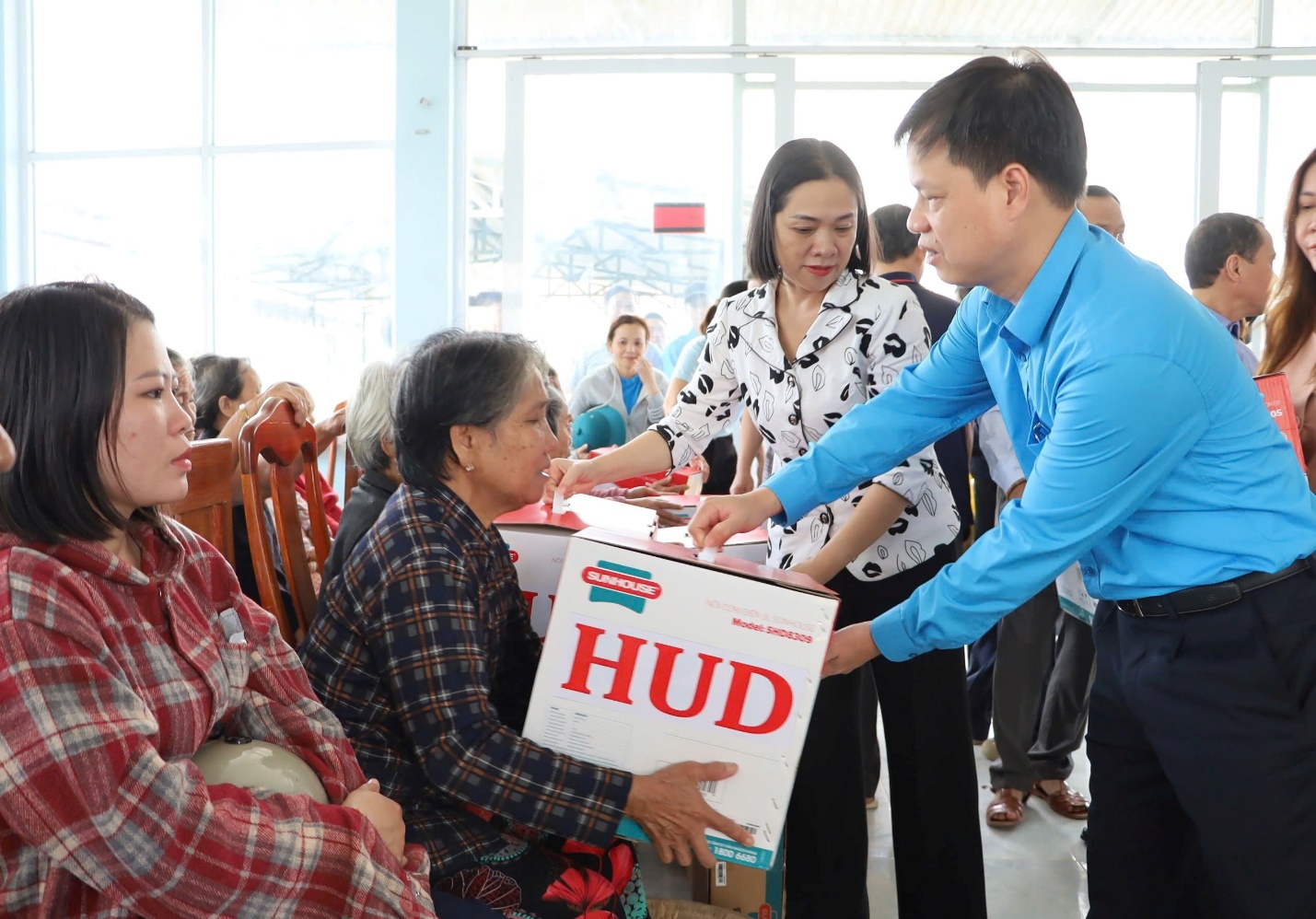 Tổng công ty HUD ủng hộ 2.000 phần quà cho người dân Khánh Hòa ảnh hưởng mưa lũ- Ảnh 6.