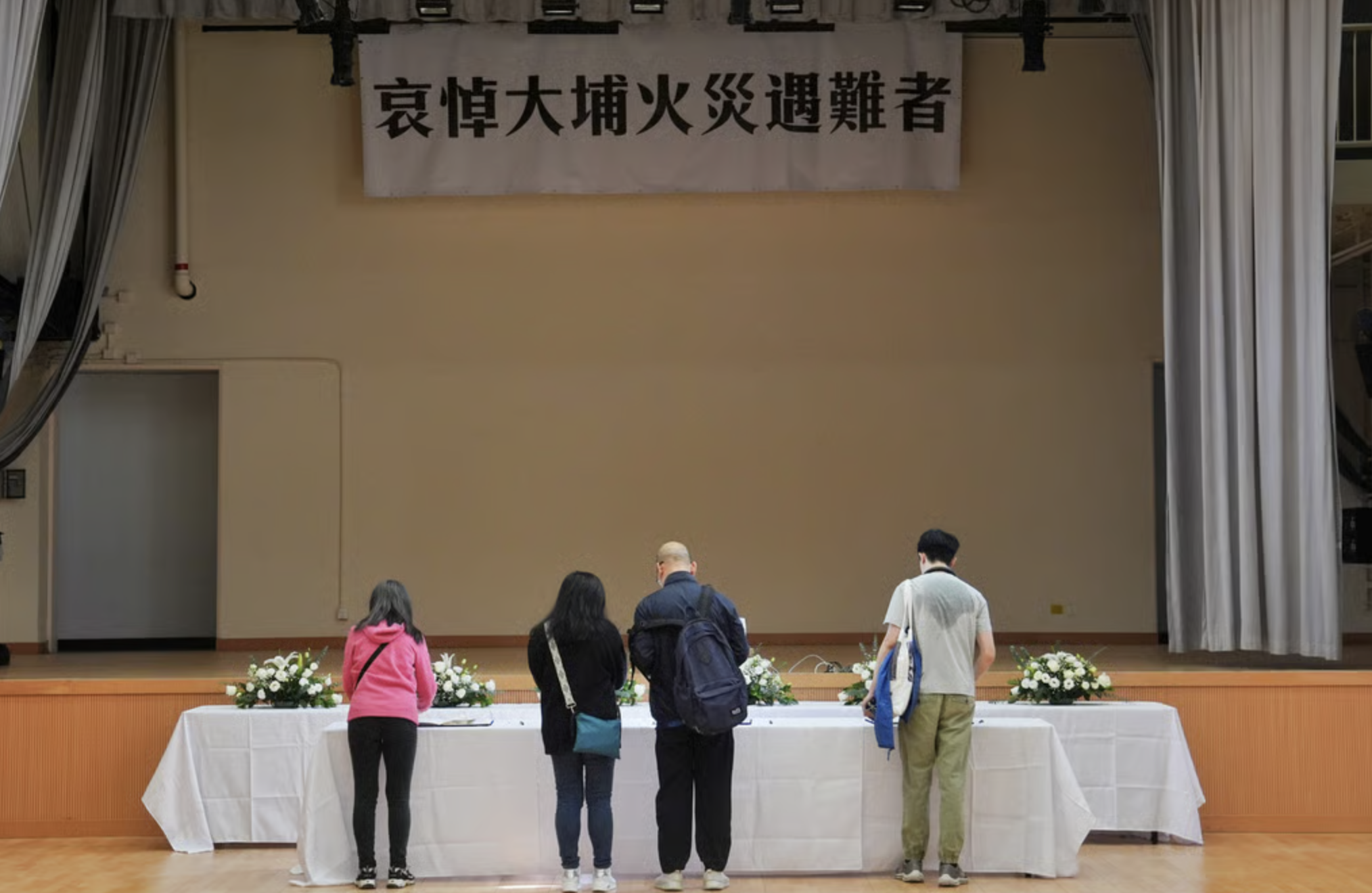 Hong Kong tưởng niệm nạn nhân, gấp rút hỗ trợ cư dân mất trắng tài sản trong vụ cháy- Ảnh 1.