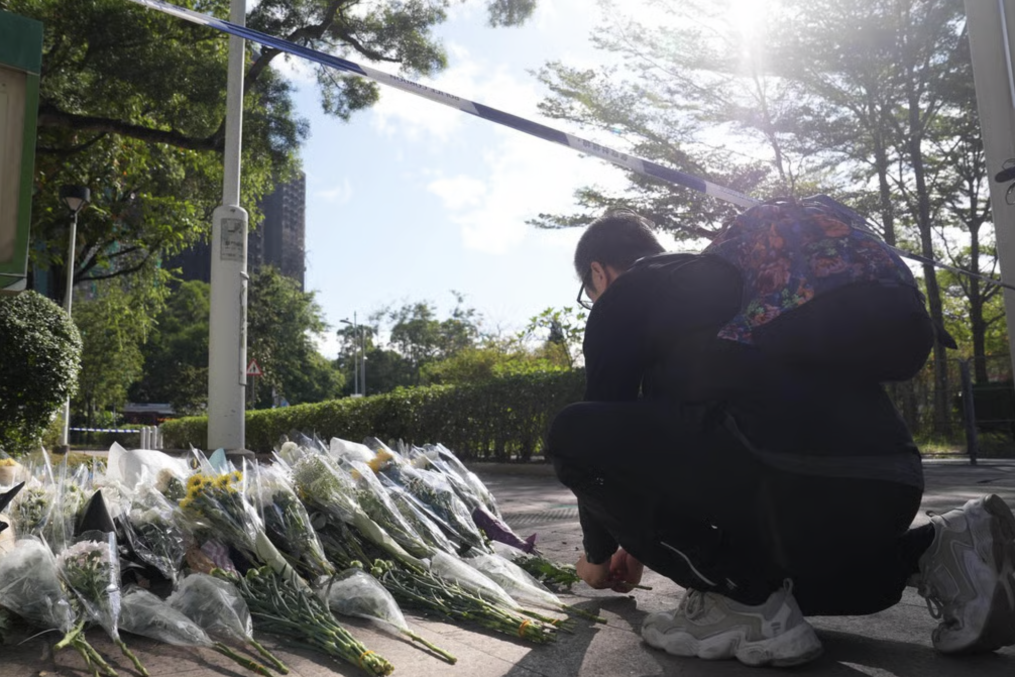 Hong Kong tưởng niệm nạn nhân, gấp rút hỗ trợ cư dân mất trắng tài sản trong vụ cháy- Ảnh 2.