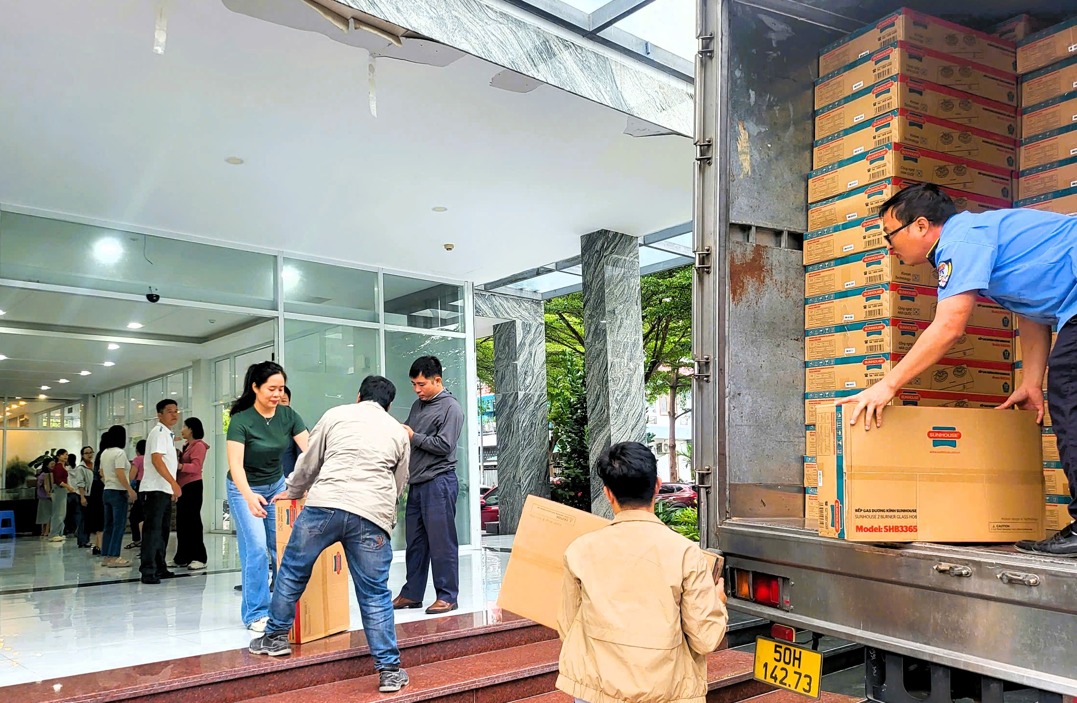 Tổng công ty HUD ủng hộ 2.000 phần quà cho người dân Khánh Hòa ảnh hưởng mưa lũ- Ảnh 8.