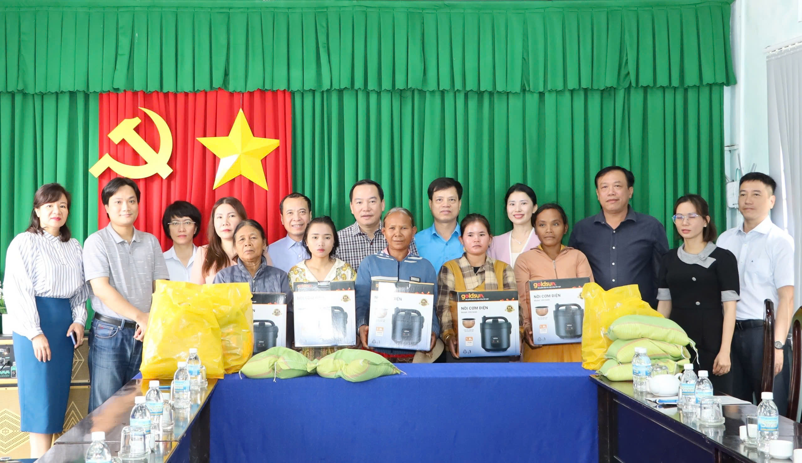 Tổng công ty HUD ủng hộ 2.000 phần quà cho người dân Khánh Hòa ảnh hưởng mưa lũ- Ảnh 4.