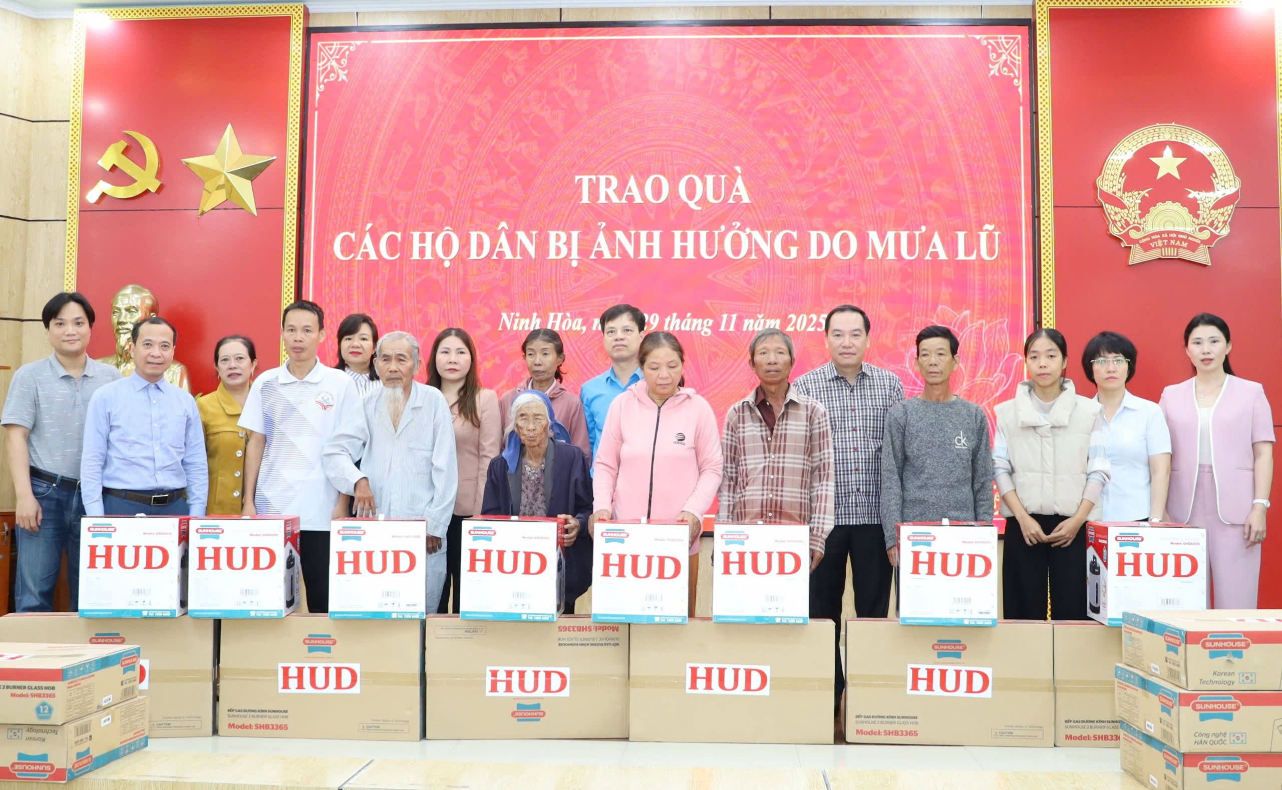 Tổng công ty HUD ủng hộ 2.000 phần quà cho người dân Khánh Hòa ảnh hưởng mưa lũ- Ảnh 2.