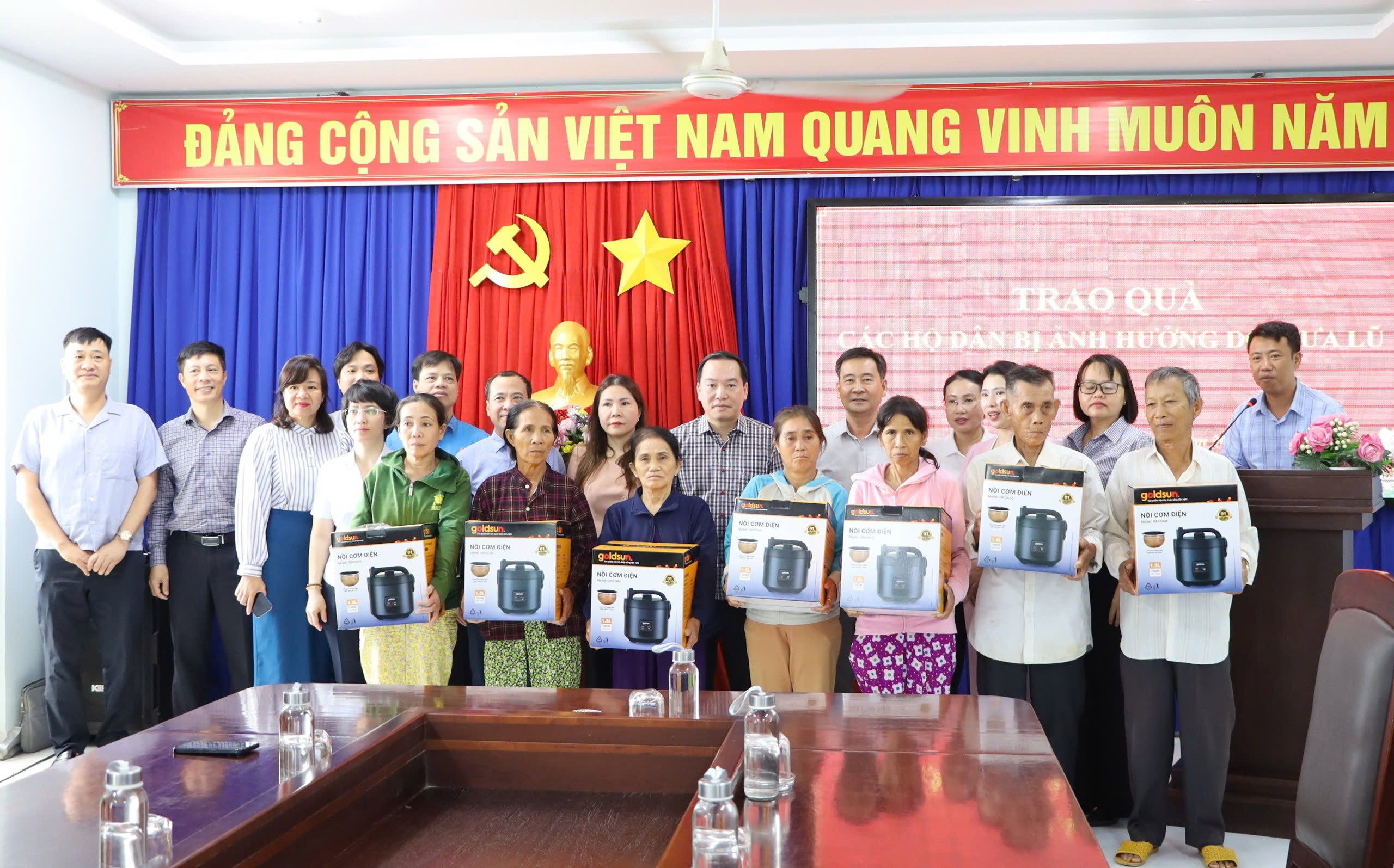 Tổng công ty HUD ủng hộ 2.000 phần quà cho người dân Khánh Hòa ảnh hưởng mưa lũ- Ảnh 3.