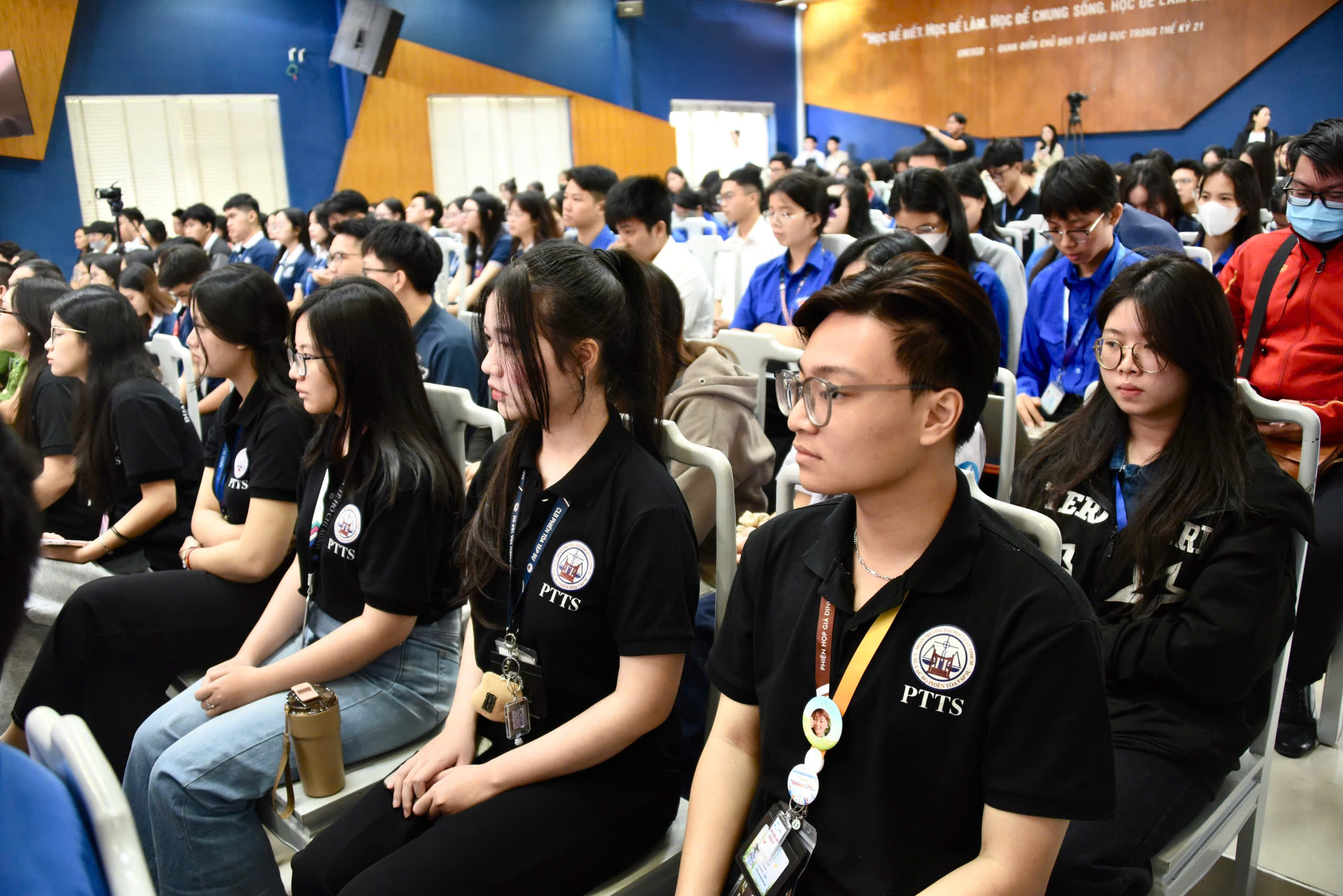 Tốc độ - khoảng cách - quan sát: Bộ ba "chìa khóa vàng" quyết định an toàn giao thông- Ảnh 2. Tốc độ - khoảng cách - quan sát: Bộ ba "chìa khóa vàng" quyết định an toàn giao thông- Ảnh 2.