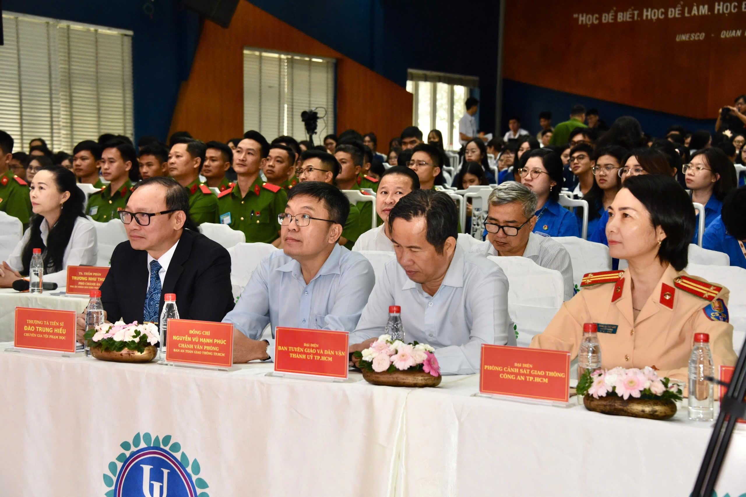 Tốc độ - khoảng cách - quan sát: Bộ ba "chìa khóa vàng" quyết định an toàn giao thông- Ảnh 1. Tốc độ - khoảng cách - quan sát: Bộ ba "chìa khóa vàng" quyết định an toàn giao thông- Ảnh 1.