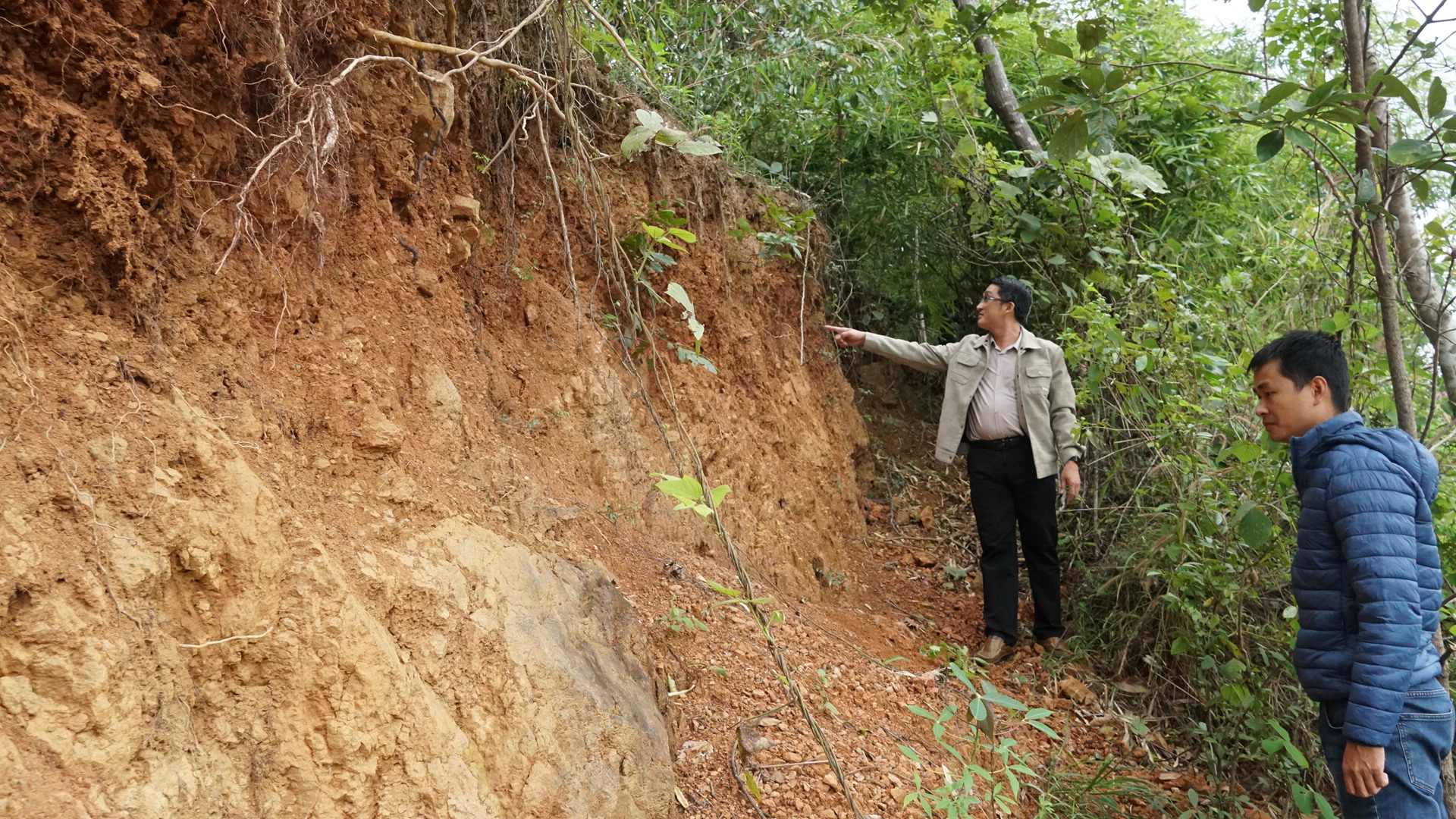 Gia Lai: Vết nứt xuất hiện trên đồi, chính quyền chủ động phương án bảo vệ khu dân cư- Ảnh 8. Gia Lai: Vết nứt xuất hiện trên đồi, chính quyền chủ động phương án bảo vệ khu dân cư- Ảnh 8.