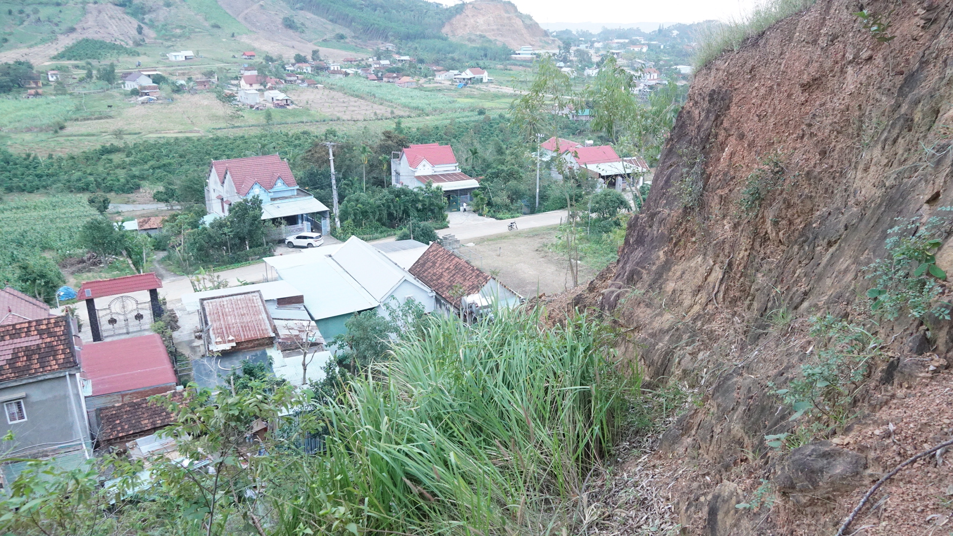 Gia Lai: Vết nứt xuất hiện trên đồi, chính quyền chủ động phương án bảo vệ khu dân cư- Ảnh 1. Gia Lai: Vết nứt xuất hiện trên đồi, chính quyền chủ động phương án bảo vệ khu dân cư- Ảnh 1.
