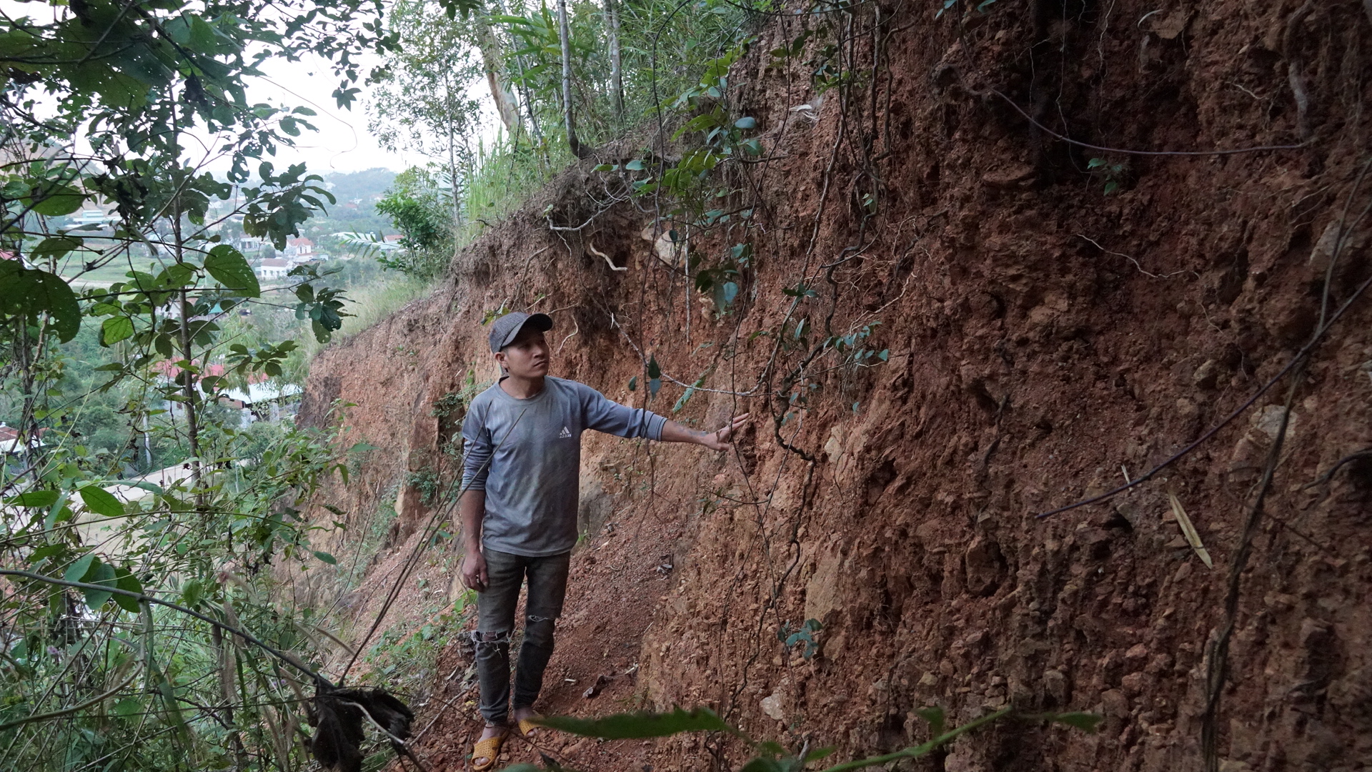 Gia Lai: Vết nứt xuất hiện trên đồi, chính quyền chủ động phương án bảo vệ khu dân cư- Ảnh 3. Gia Lai: Vết nứt xuất hiện trên đồi, chính quyền chủ động phương án bảo vệ khu dân cư- Ảnh 3.