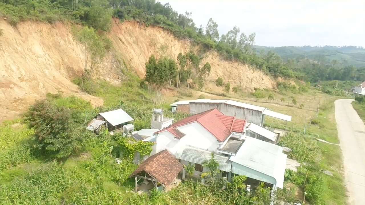 Gia Lai: Vết nứt xuất hiện trên đồi, chính quyền chủ động phương án bảo vệ khu dân cư- Ảnh 7. Gia Lai: Vết nứt xuất hiện trên đồi, chính quyền chủ động phương án bảo vệ khu dân cư- Ảnh 7.