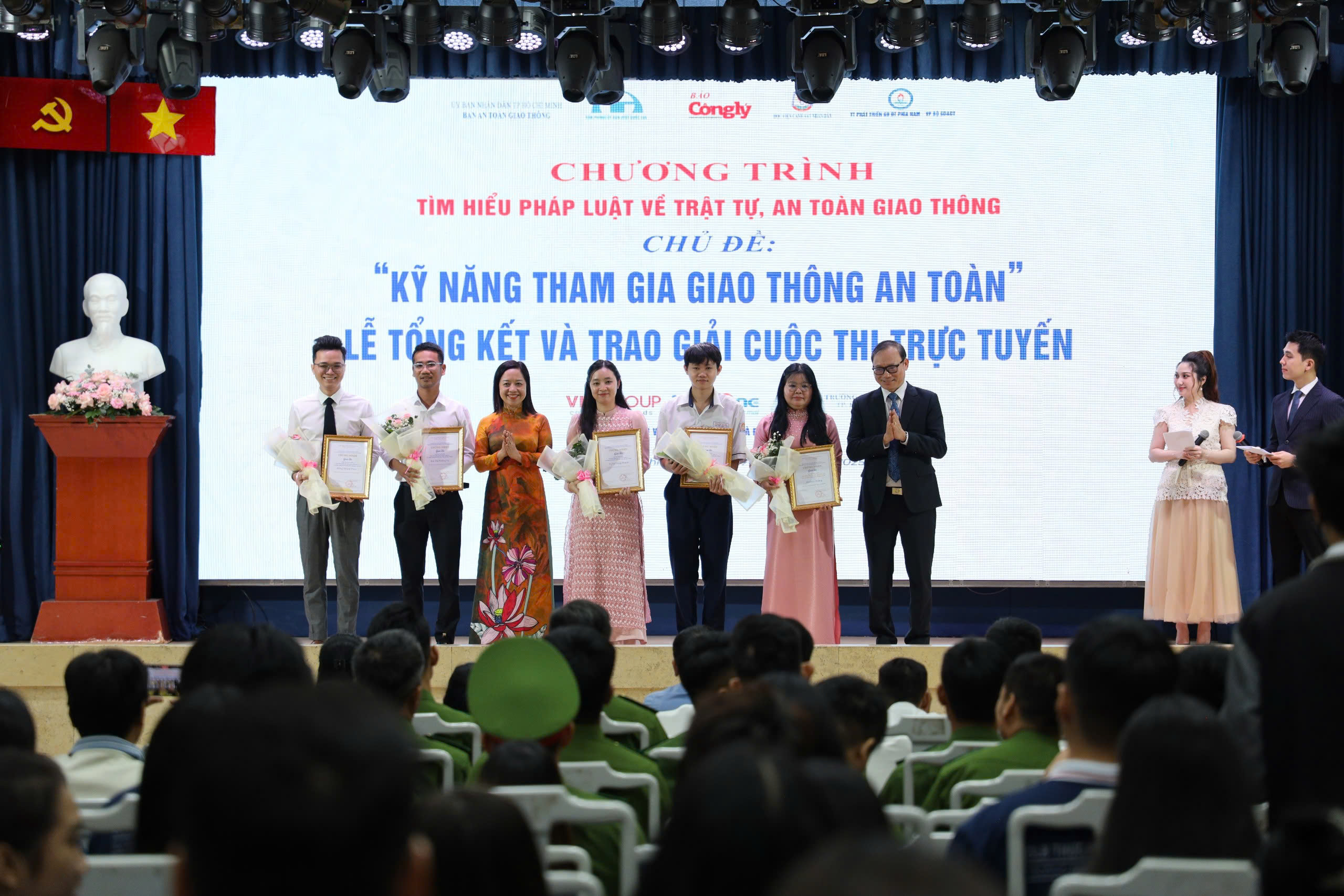 Tốc độ - khoảng cách - quan sát: Bộ ba "chìa khóa vàng" quyết định an toàn giao thông- Ảnh 5. Tốc độ - khoảng cách - quan sát: Bộ ba "chìa khóa vàng" quyết định an toàn giao thông- Ảnh 5.
