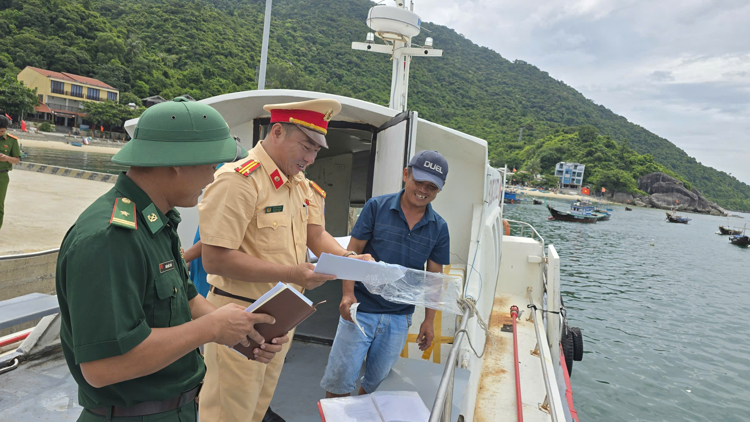 Nhiều giải pháp đảm bảo an toàn giao thông đường thủy nội địa tại Đà Nẵng- Ảnh 1.