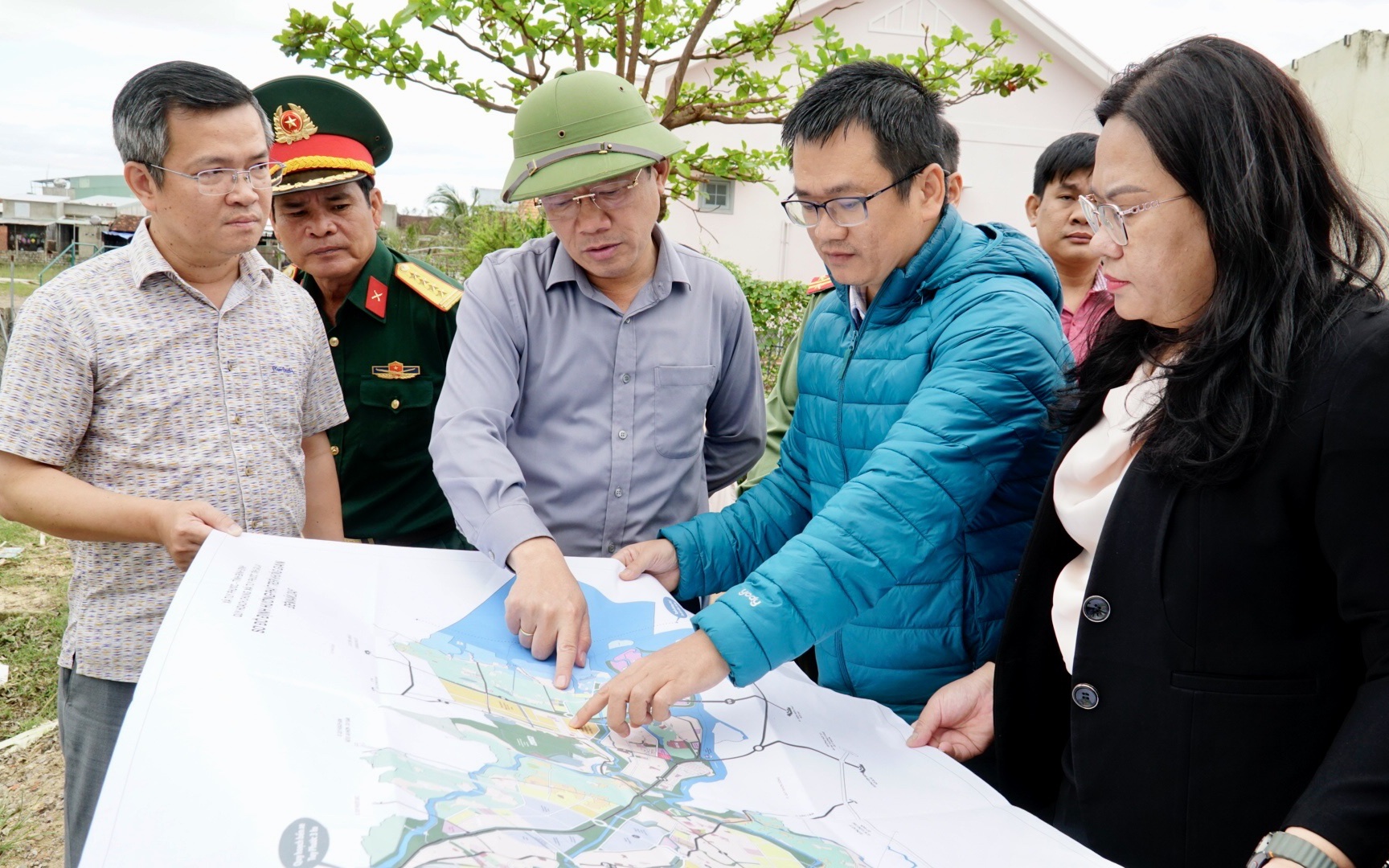 Gia Lai, Lâm Đồng phấn đấu hoàn thành xây nhà cho dân vùng lũ trước 31/1/2026- Ảnh 4. Chủ tịch tỉnh Gia Lai: “Phải di dời người dân khỏi vùng ngập lụt để tránh tái nghèo”