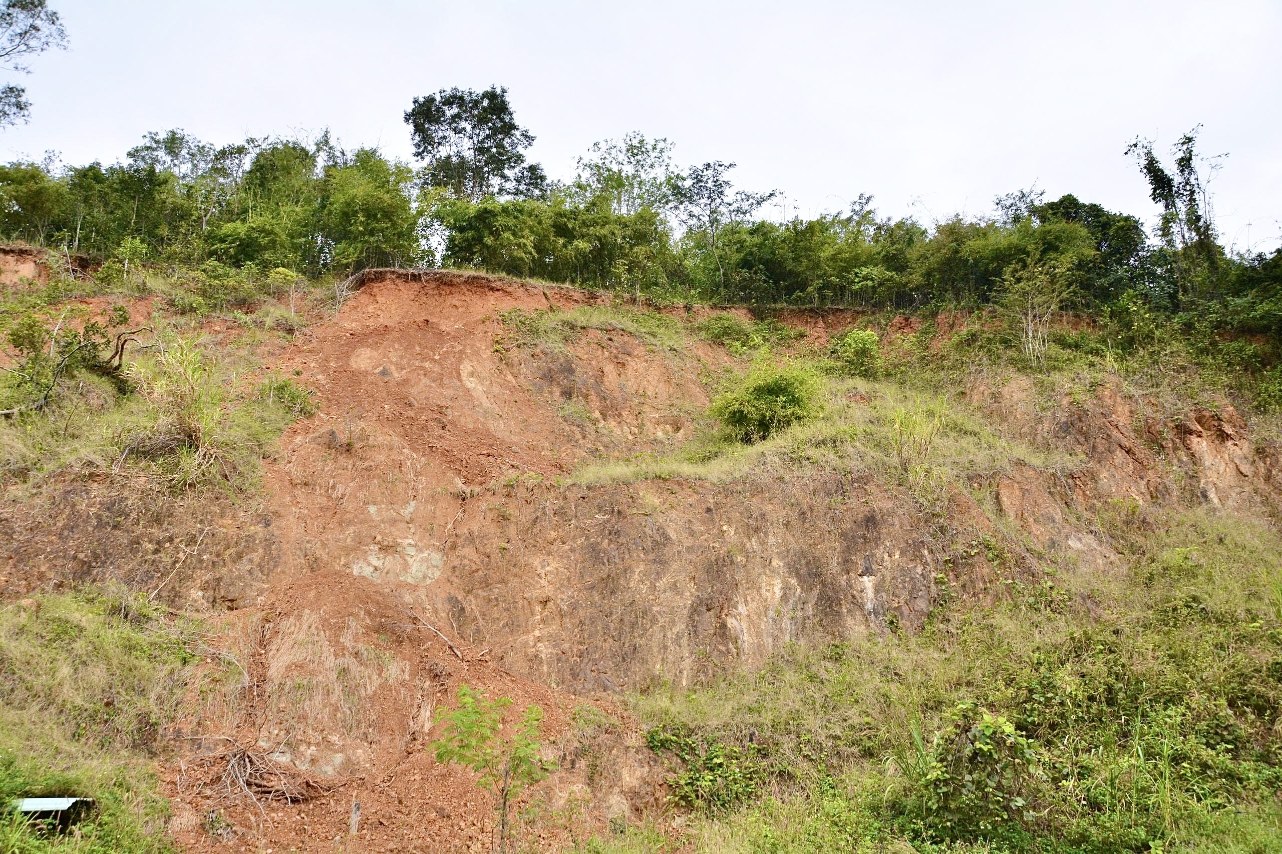 Gia Lai: Vết nứt xuất hiện trên đồi, chính quyền chủ động phương án bảo vệ khu dân cư- Ảnh 5. Gia Lai: Vết nứt xuất hiện trên đồi, chính quyền chủ động phương án bảo vệ khu dân cư- Ảnh 5.