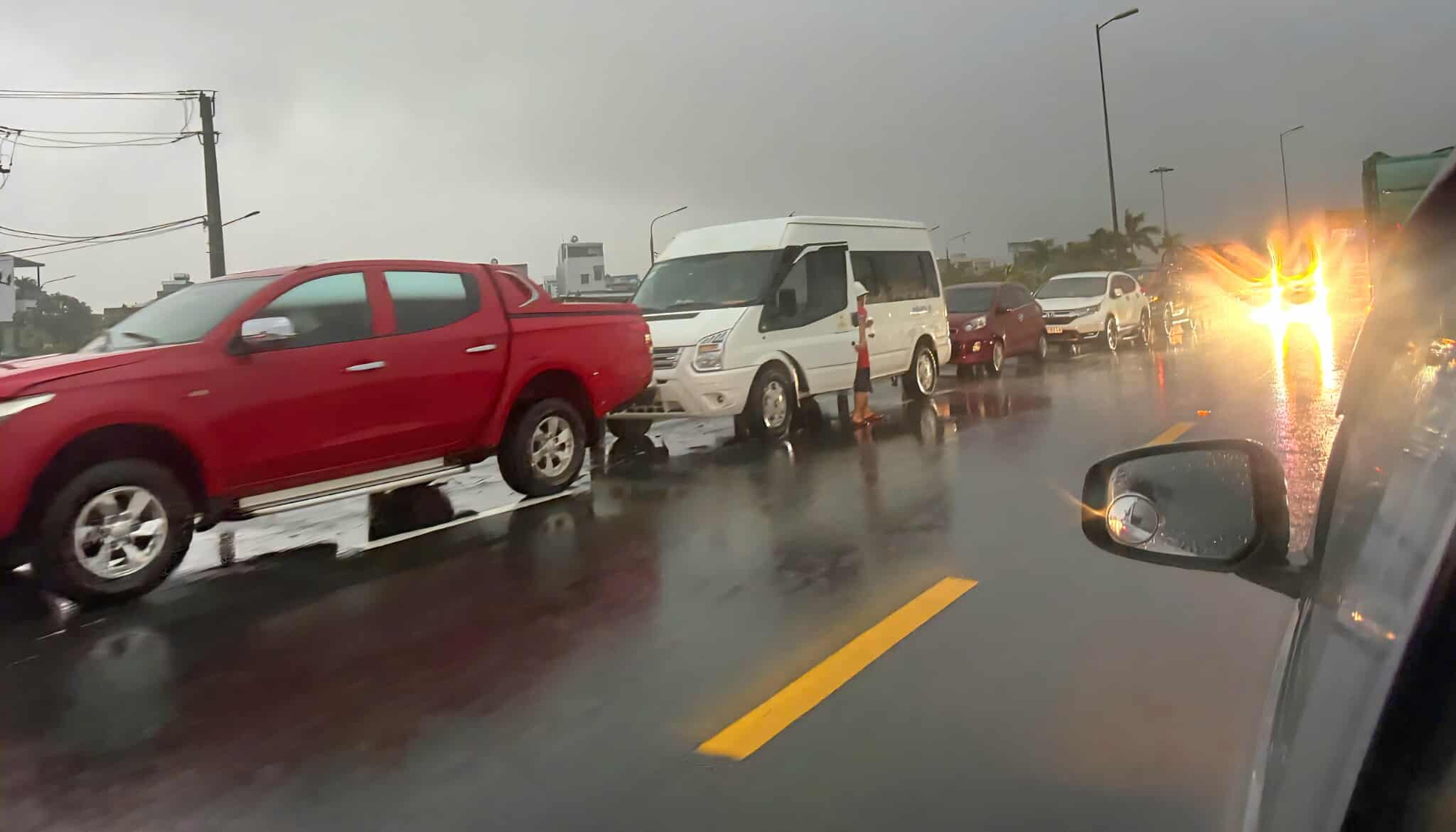 Miền Trung lại mưa lớn, nhiều khu dân cư ngập sâu, người dân tất tả chạy lũ- Ảnh 6.