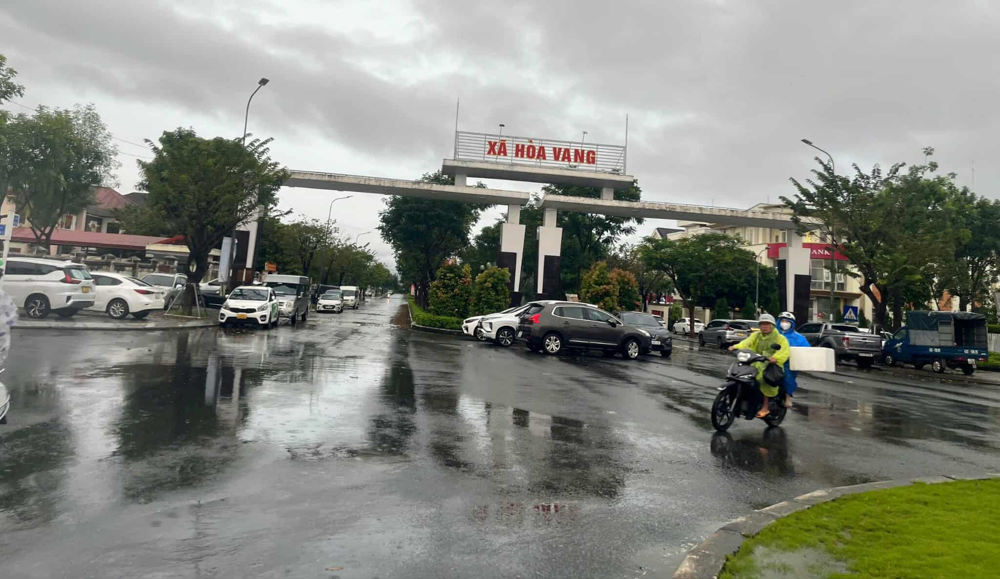 Miền Trung lại mưa lớn, nhiều khu dân cư ngập sâu, người dân tất tả chạy lũ- Ảnh 7.