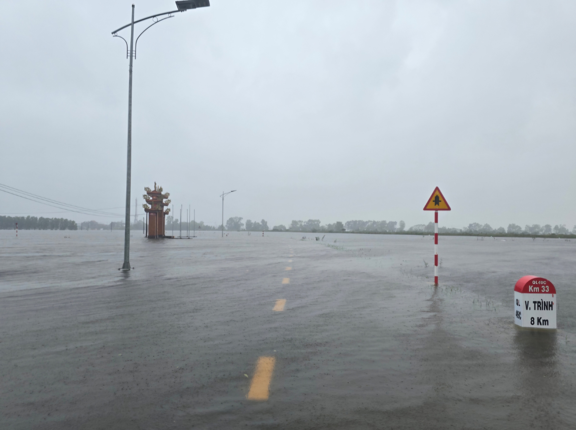 Miền Trung lại mưa lớn, nhiều khu dân cư ngập sâu, người dân tất tả chạy lũ- Ảnh 8.