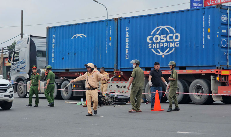 Lực lượng chức năng xử l&yacute; hiện trường vụ tai nạn.