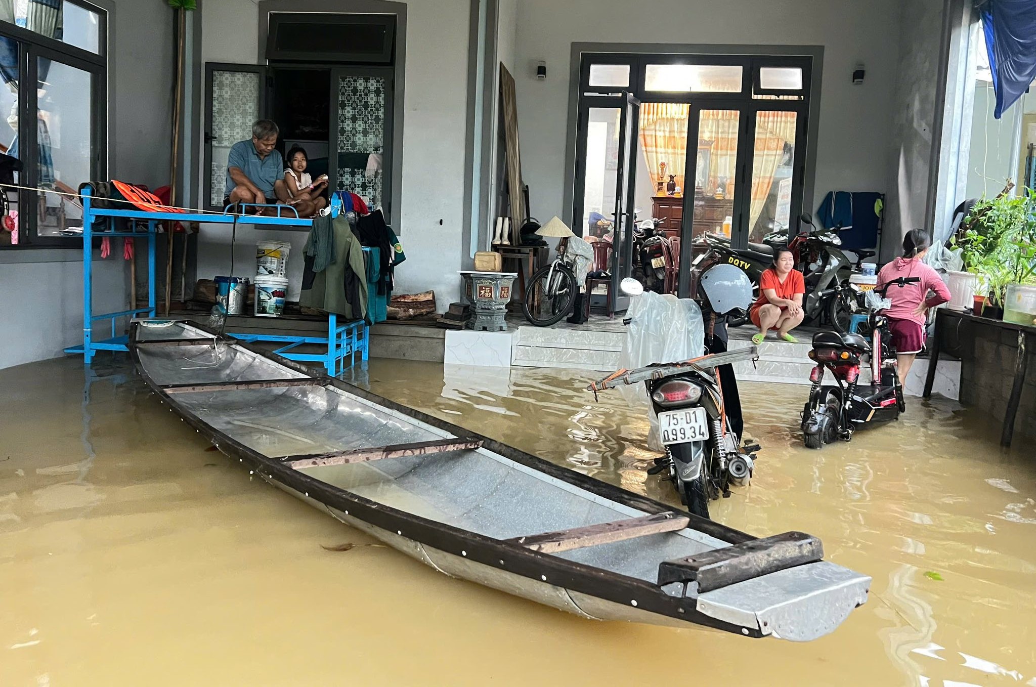 “Lũ chồng lũ” ở Huế, giao thông tê liệt, hơn 28.000 ngôi nhà chìm trong biển nước- Ảnh 3.