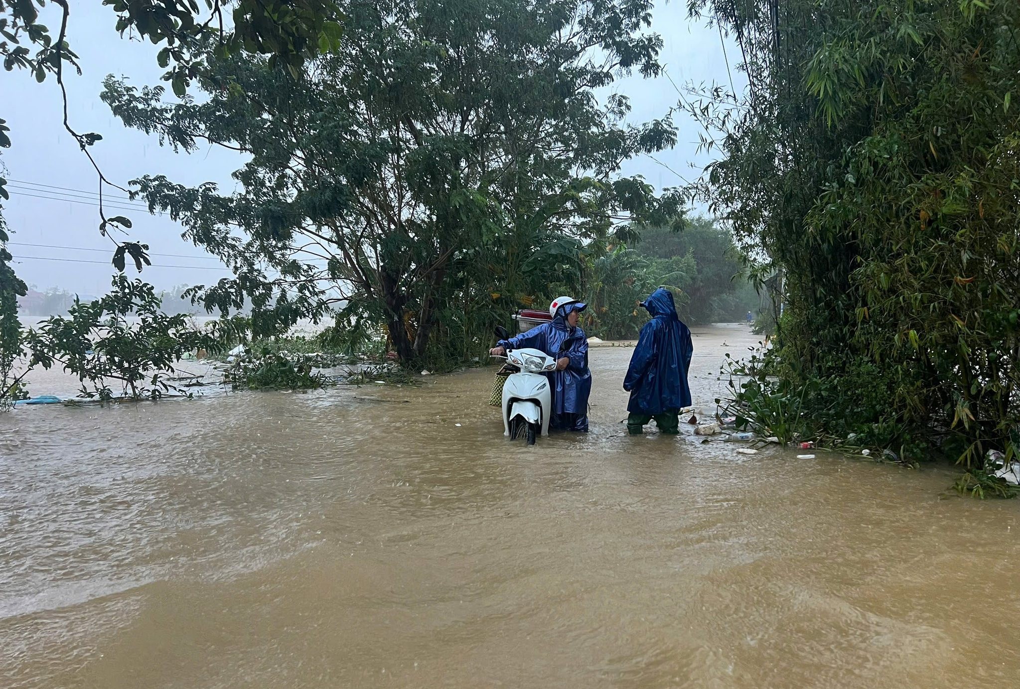 “Lũ chồng lũ” ở Huế, giao thông tê liệt, hơn 28.000 ngôi nhà chìm trong biển nước- Ảnh 4.