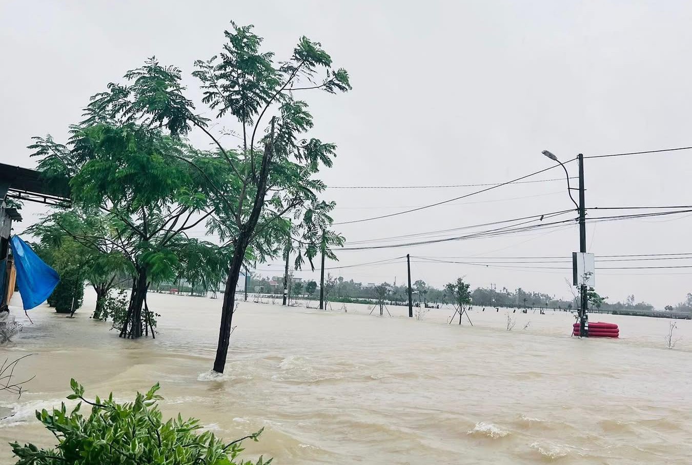 “Lũ chồng lũ” ở Huế, giao thông tê liệt, hơn 28.000 ngôi nhà chìm trong biển nước- Ảnh 5.