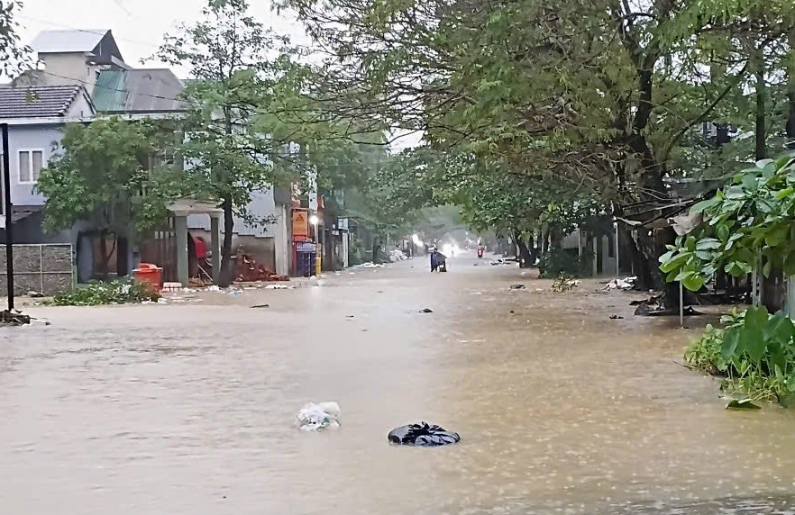 “Lũ chồng lũ” ở Huế, giao thông tê liệt, hơn 28.000 ngôi nhà chìm trong biển nước- Ảnh 6.