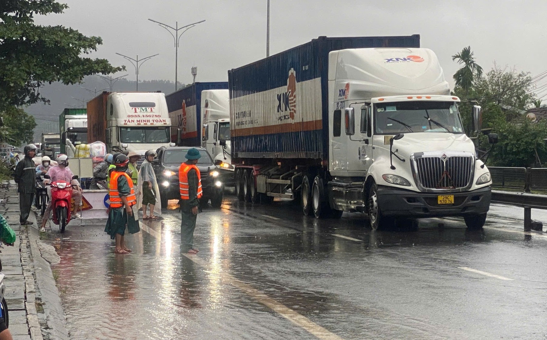 “Lũ chồng lũ” ở Huế, giao thông tê liệt, hơn 28.000 ngôi nhà chìm trong biển nước- Ảnh 7.
