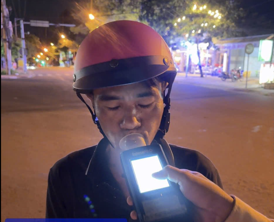 Một ngày phát hiện gần 2.500 “ma men” lái xe, trong đó có 15 phụ nữ- Ảnh 1.