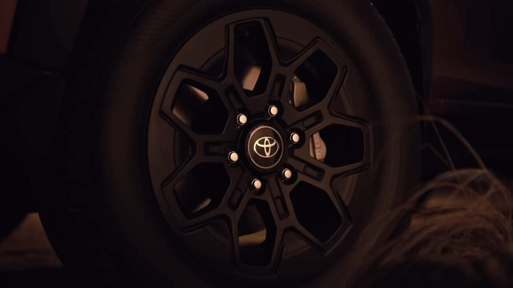 Toyota Hilux mới hé lộ hình ảnh đầu tiên- Ảnh 4.