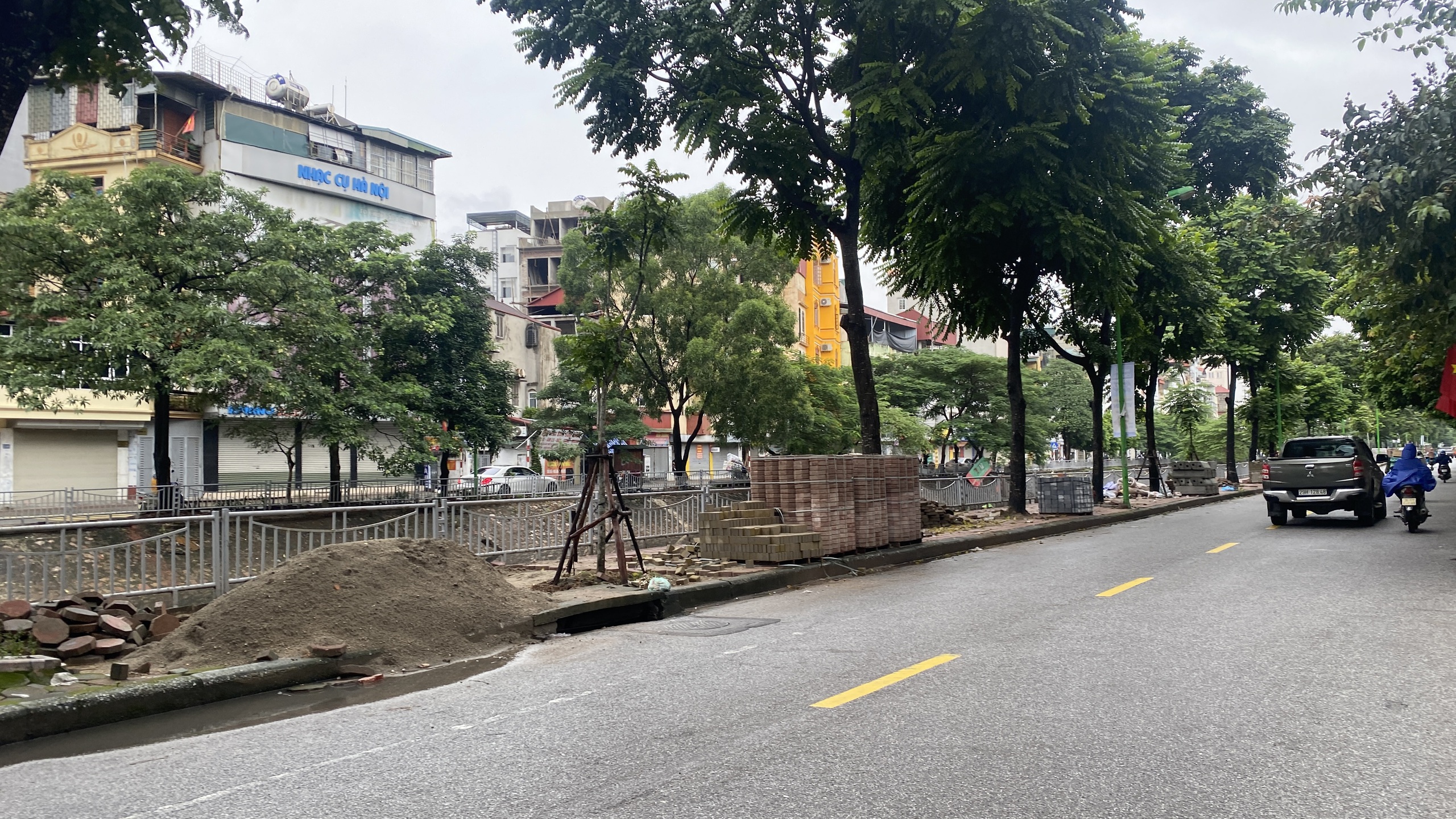 Hà Nội: Nhiều tuyến phố "thay áo mới" dịp cuối năm, dân bức xúc vì chậm tiến độ- Ảnh 6. Hà Nội: Nhiều tuyến phố "thay áo mới" dịp cuối năm, dân bức xúc vì chậm tiến độ- Ảnh 6.