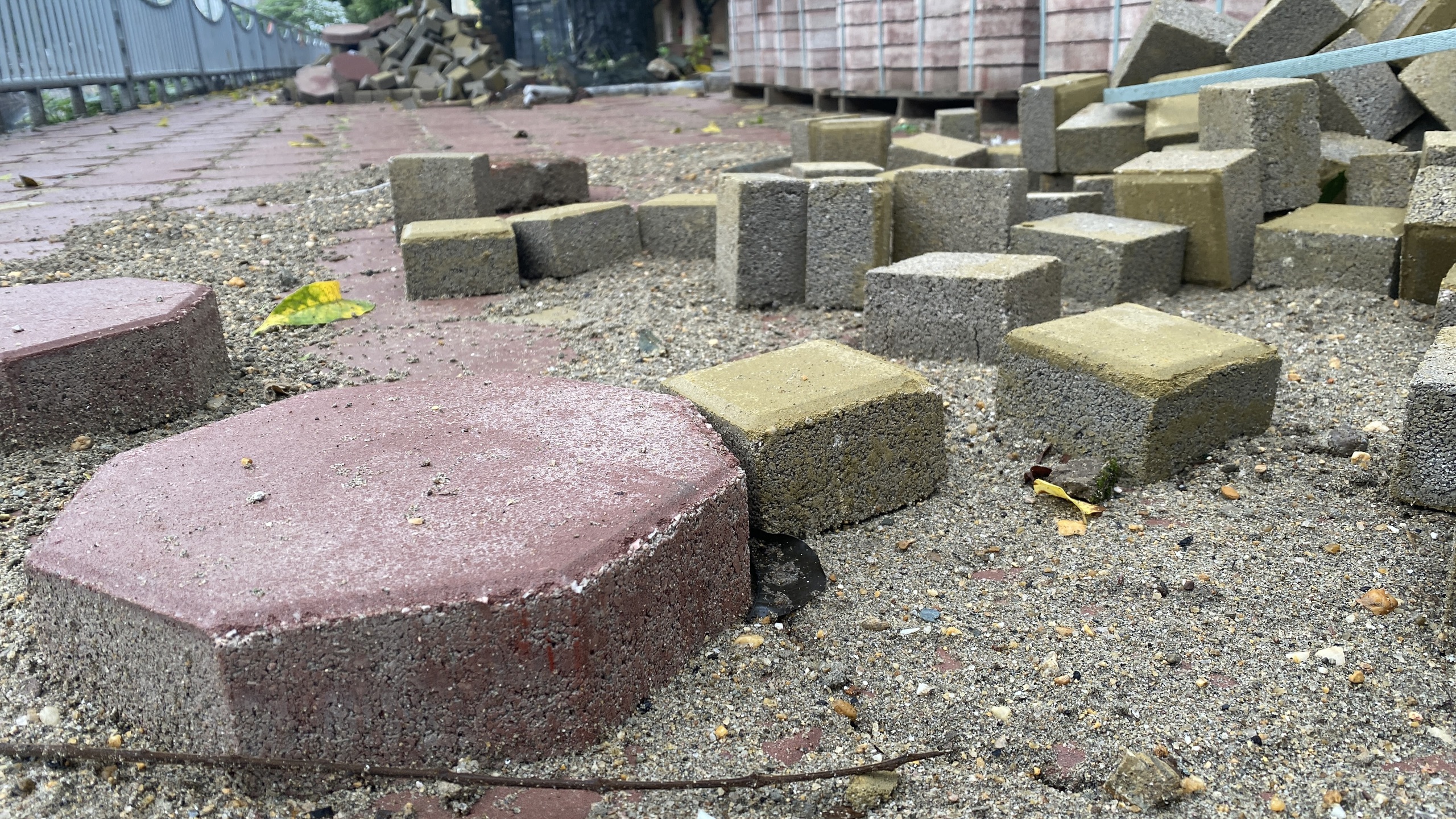 Hà Nội: Nhiều tuyến phố "thay áo mới" dịp cuối năm, dân bức xúc vì chậm tiến độ- Ảnh 4. Hà Nội: Nhiều tuyến phố "thay áo mới" dịp cuối năm, dân bức xúc vì chậm tiến độ- Ảnh 4.