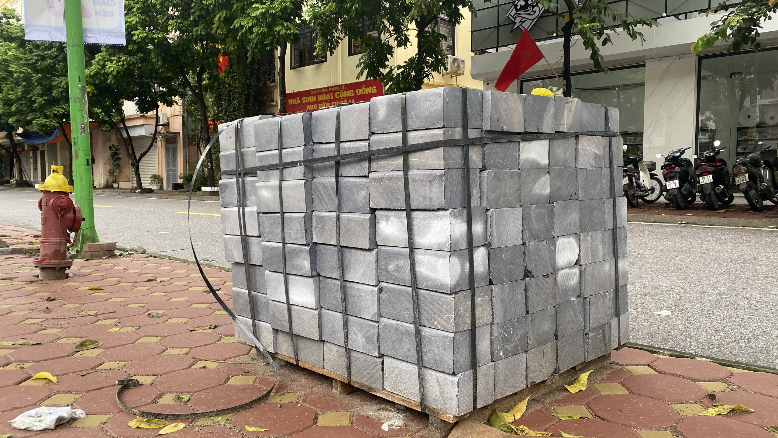 Hà Nội: Nhiều tuyến phố "thay áo mới" dịp cuối năm, dân bức xúc vì chậm tiến độ- Ảnh 5. Hà Nội: Nhiều tuyến phố "thay áo mới" dịp cuối năm, dân bức xúc vì chậm tiến độ- Ảnh 5.