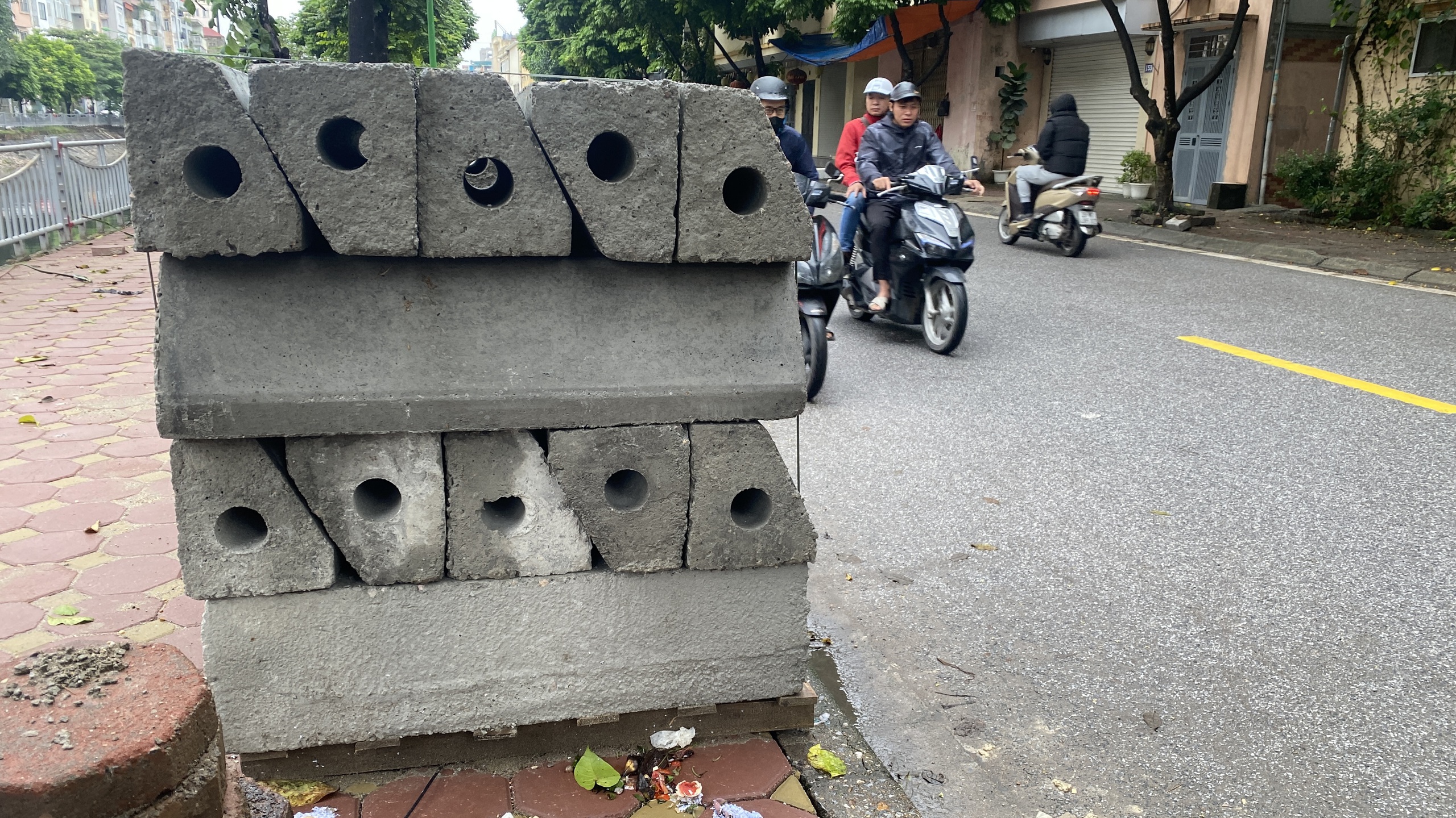 Hà Nội: Nhiều tuyến phố "thay áo mới" dịp cuối năm, dân bức xúc vì chậm tiến độ- Ảnh 7. Hà Nội: Nhiều tuyến phố "thay áo mới" dịp cuối năm, dân bức xúc vì chậm tiến độ- Ảnh 7.